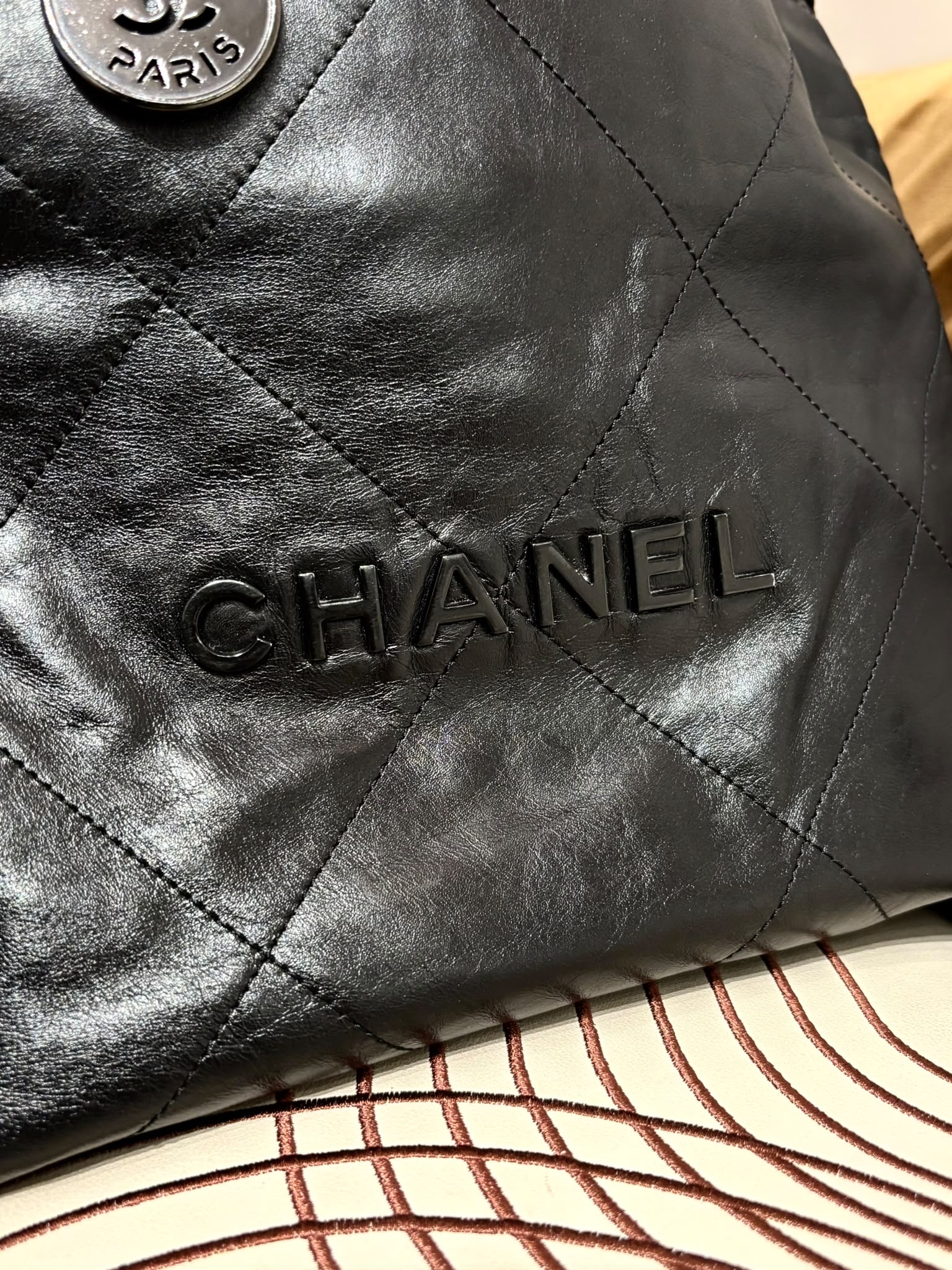 Chanel 22 small so black calfskin,100%Authentic, 95%new ，✅晶片✅Dust bag✅box