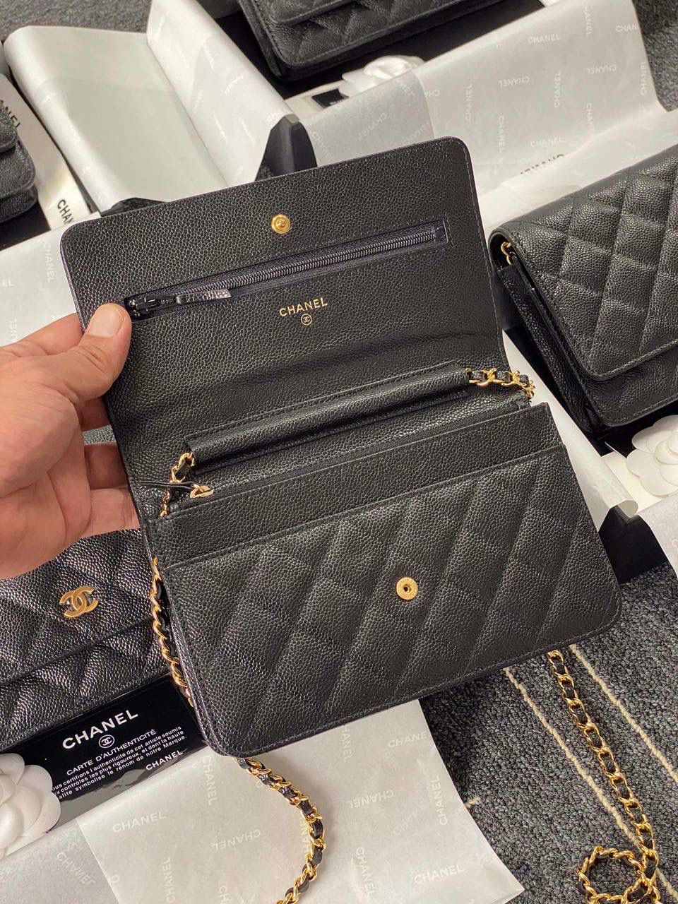 小香woc经典荔枝纹金扣链条包💞👜 和CF、COCO一个渠道的，一个专柜品质，独家渠道货源，欧洲原厂荔枝纹皮+进口原厂纯钢五金组装的尾单货 全网最正的版本，全网最硬的货，随意对比，绝对的符合正品工艺，性价比之王！ 尺寸：12.3 x 19.2 x 3.5cm