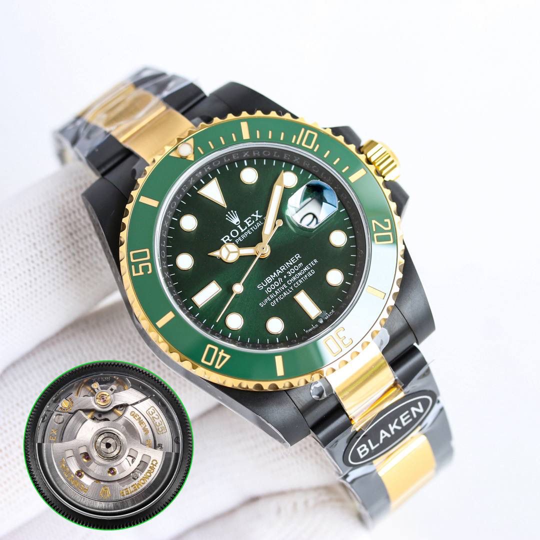 第四代 BLAKEN 款水鬼 · 间金黑 🎮 BLAKEN 高级改装水鬼系列，将劳力士经典潜航者与暗黑美学融合，风格冷峻独特。 表壳采用 DLC 黑化间金工艺，质感深邃且耐磨耐用；Blacken 团队 1:1 复刻表盘，细节高度还原。 搭载 一体 3235 自动机芯，走时稳定精准。 40mm 表径、11mm 厚度，佩戴舒适，比例协调。