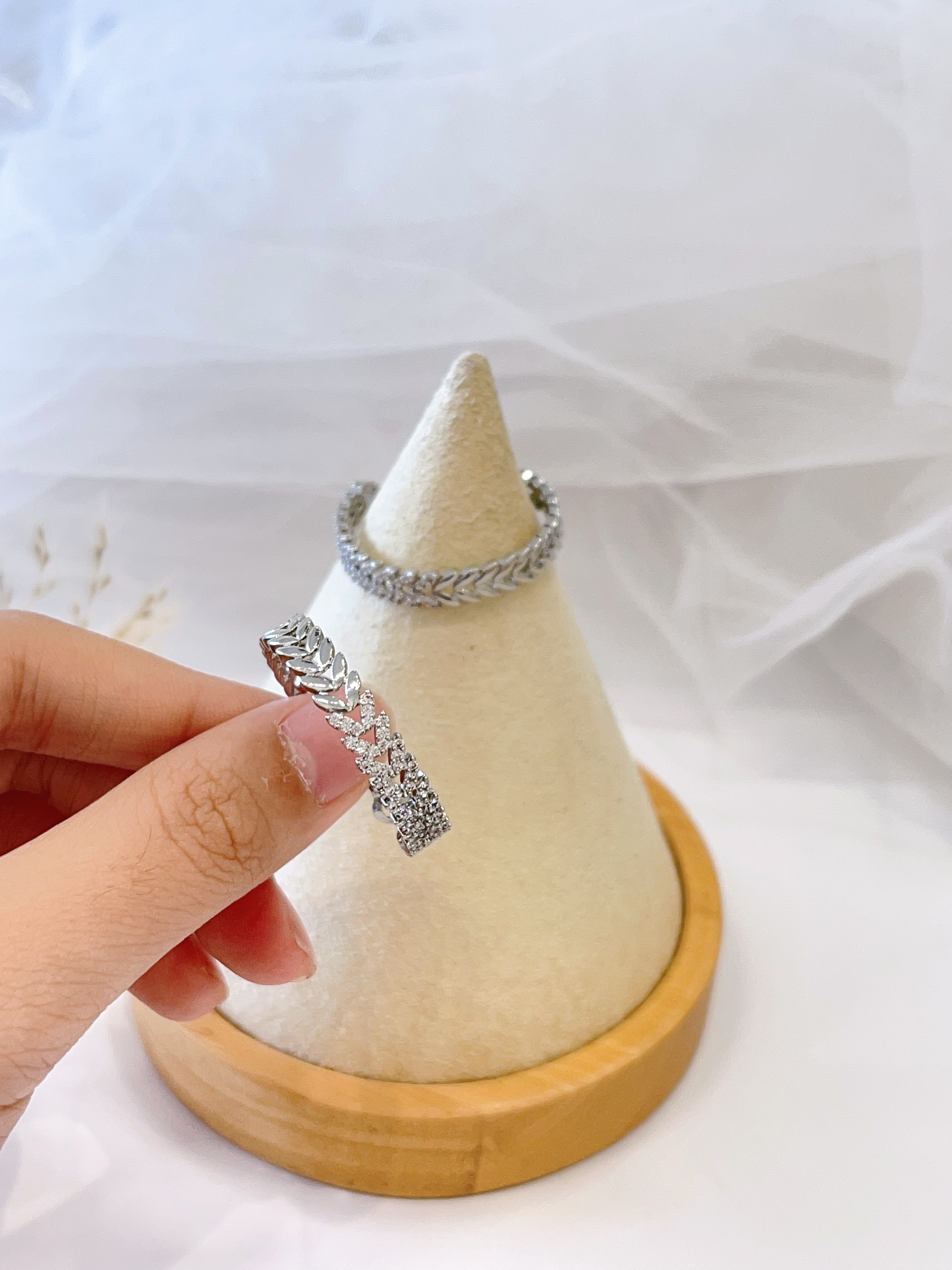 半素半镶钻叶子款式耳圈耳环