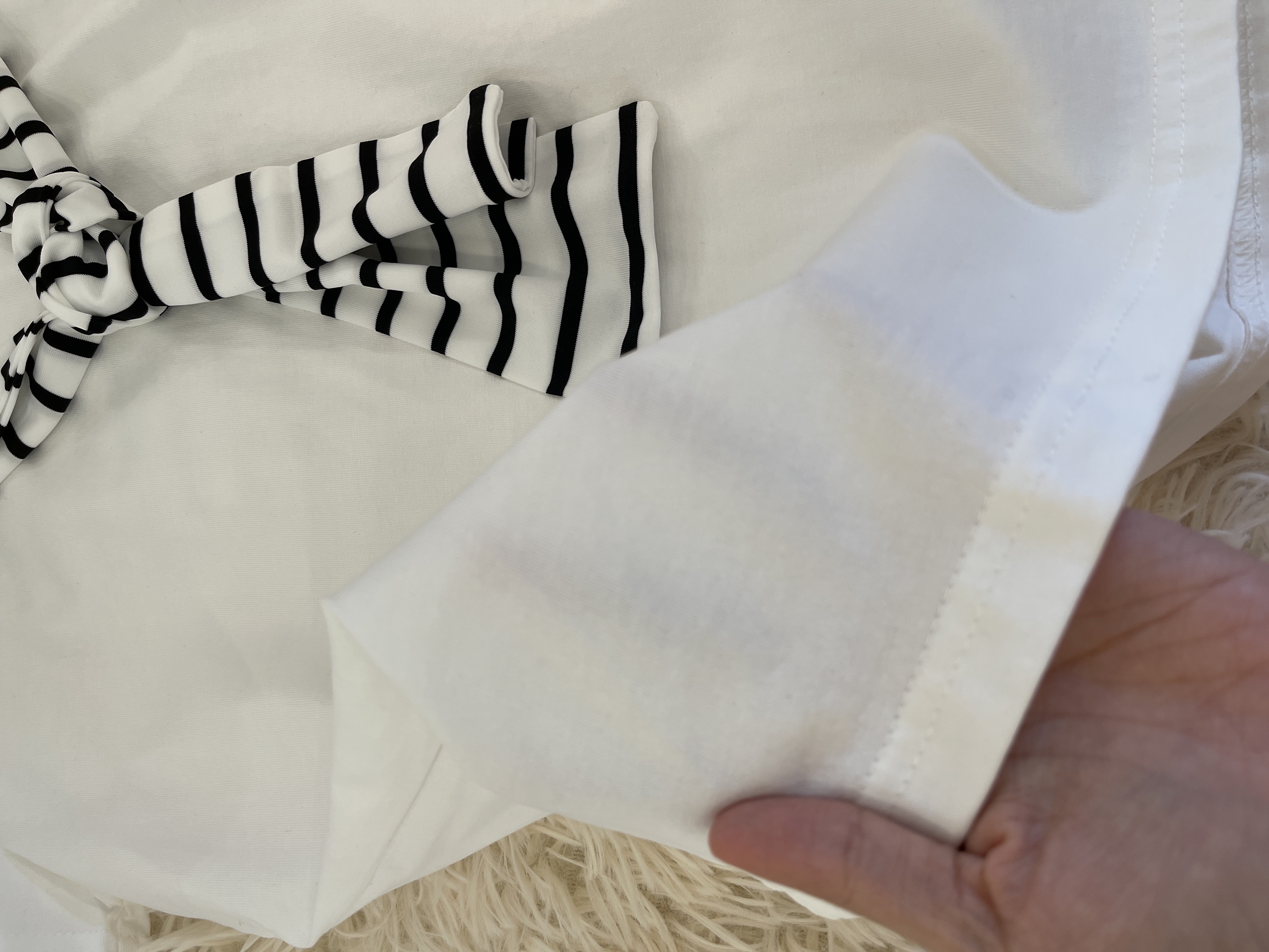 V领线条披肩T恤