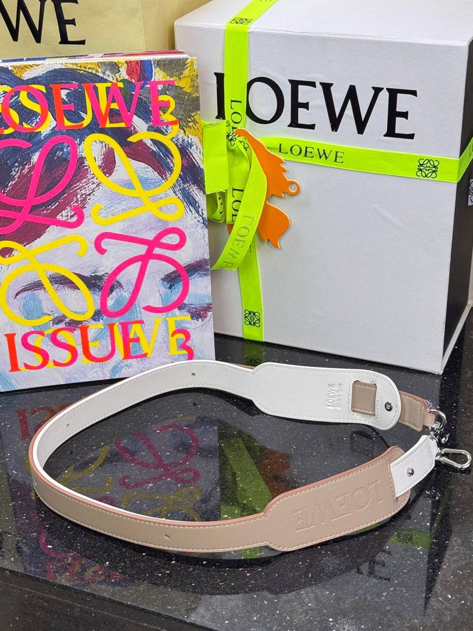 🎈新品牛皮可调节肩带 ➖➖➖➖【沙色拼色】👉🏻 编码：182323 尺寸：𝟏𝟒𝟑-𝟒.𝟓𝐜𝐦 撞色肩带绝绝子❤️正面饰品牌标志性Logo，调节长度为𝟖𝟎到𝟏𝟐𝟎𝐜𝐦