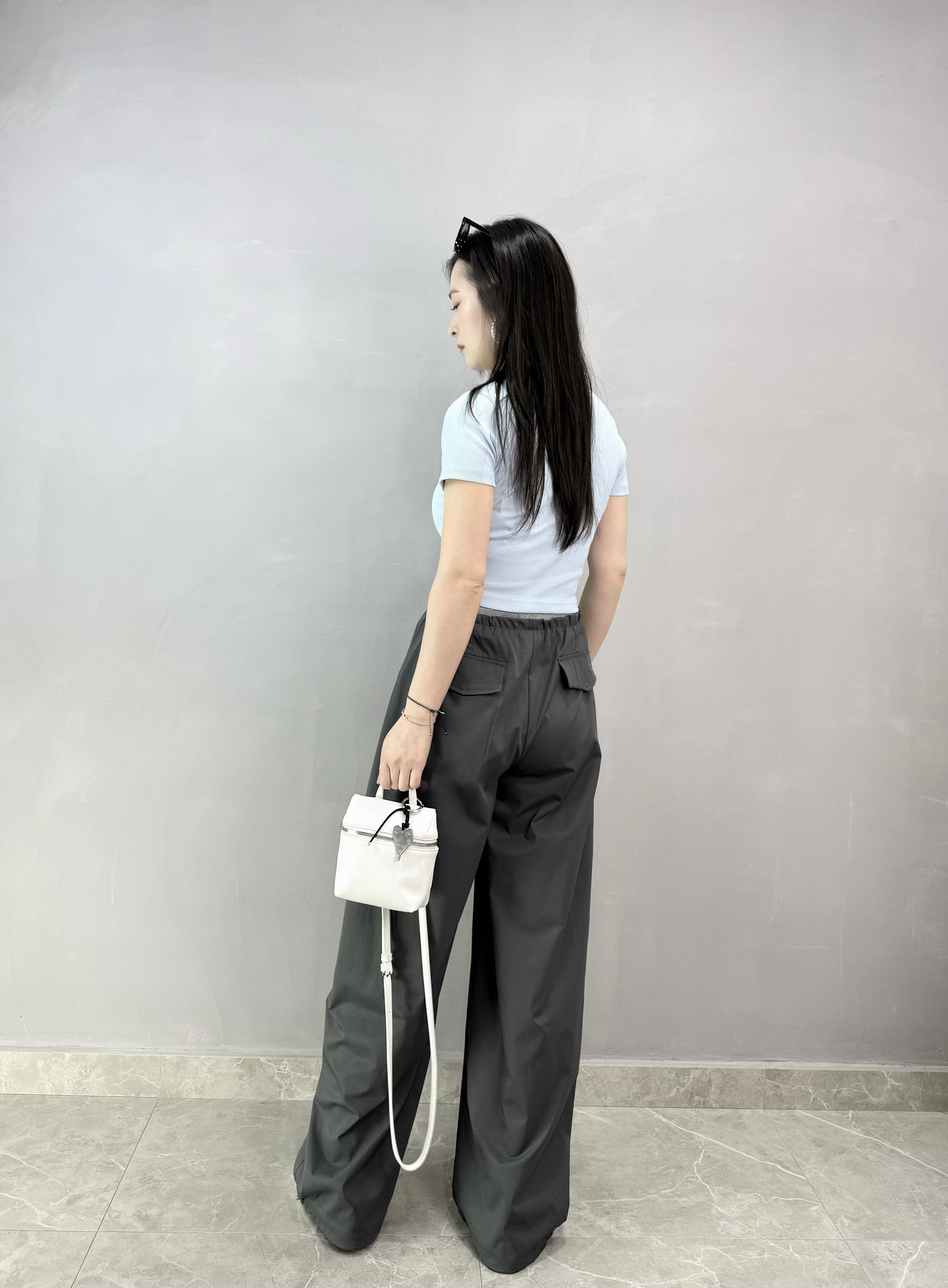 I83 細英文字暗紋Tee