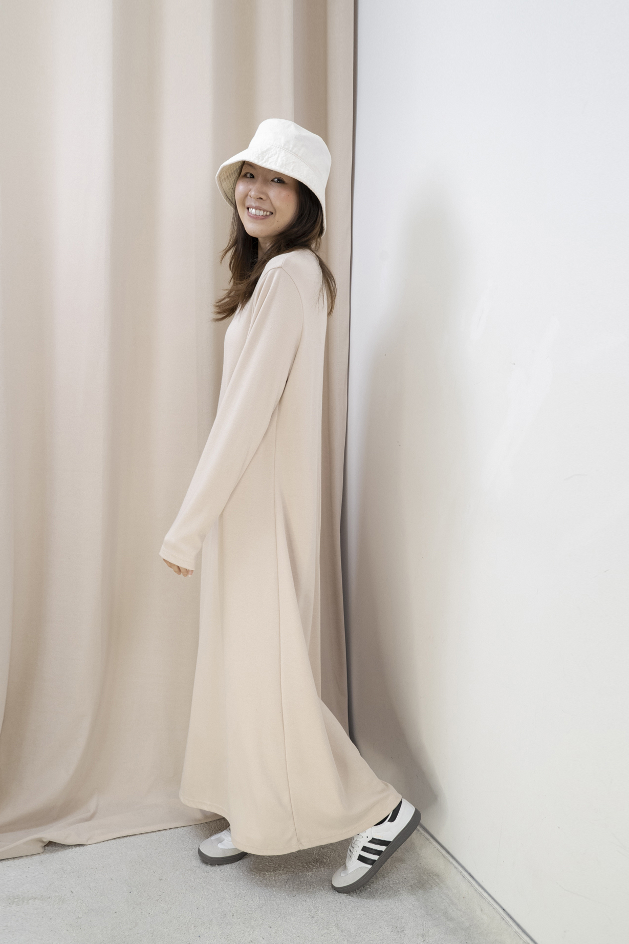 柔軟針織長版連身裙（杏色）