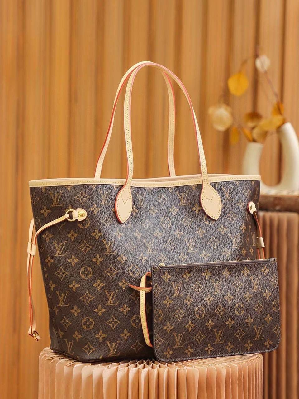 LV Neverfull 购物袋 👜✨ LV 最新款 Neverfull，经典款又升级啦 💕 里面有重新设计的内袋，用的是清新布料内衬，加一点复古小细节～ 还附送可拆拉链小包，可以单独拿来用，当手拿包也很可爱 🥰 经典 Monogram 帆布，加上亮亮的内衬颜色，看起来更年轻更活泼 ✨ 📏 中号尺寸：32 × 29 × 17 cm