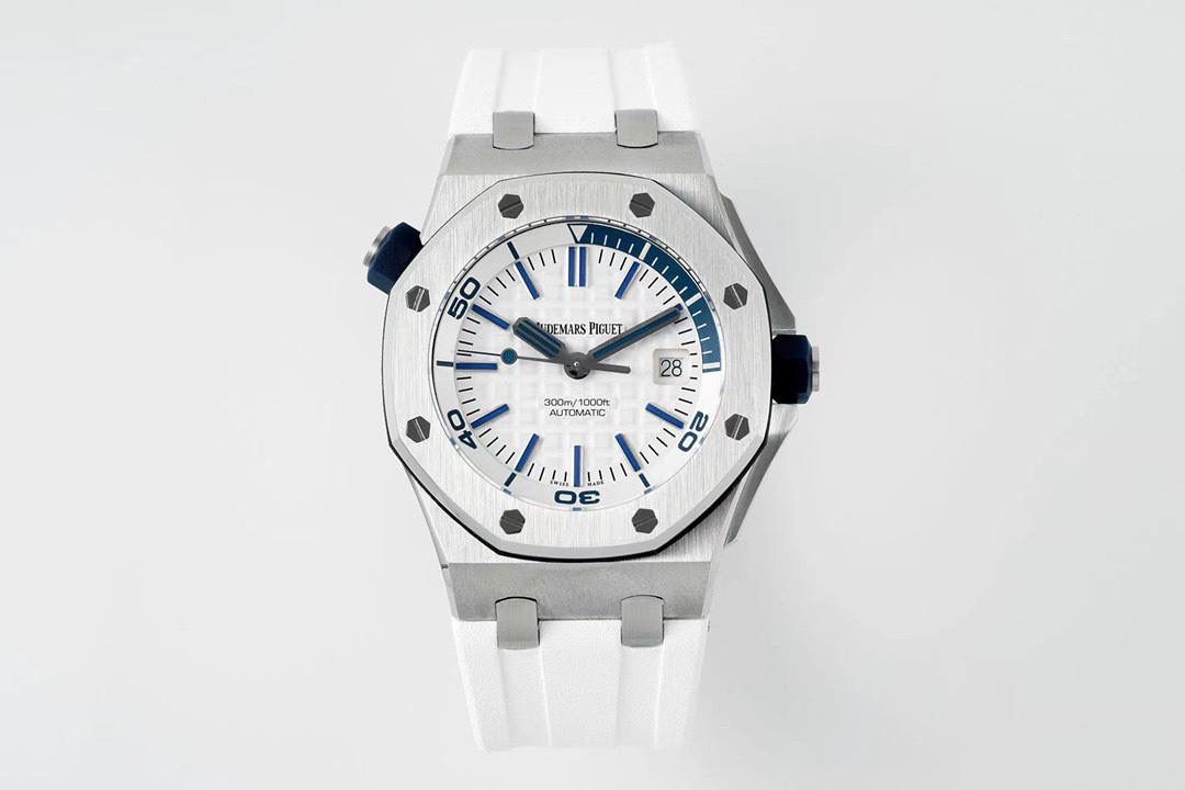 爱彼15710潜水之王！3120一体机芯，打造内在外在最强复刻🔥🔥 1.表壳采用多次打磨，只为了棱角数据吻合，材质触摸感觉一致； 2.最强机芯夹板打磨，特调色18K玫瑰金自动托颜色； 3.最人性化的可松动头粒缓冲区域，确保吻合原装设计； 4.最立体和最工整的盘面“饼干纹理”保证和正品一模一样： 5.最持久的夜光和对的最齐的内应刻度，IPF直击重点。 6.采用原装一致的装配结构，做到细微一致！ 7.最接近原装的指针，切面锋利整齐无毛刺； 8.最接近原装日历放大镜，通透性市面最强； 9.最强蓝宝镜面通透感官，并镀有防眩晕增透镀膜； 最最主要的机芯：采用一体AP.CAL.3120机芯，功能稳定，动力储存原装一致的41小时，外观一致！潜水之王，重新归来！