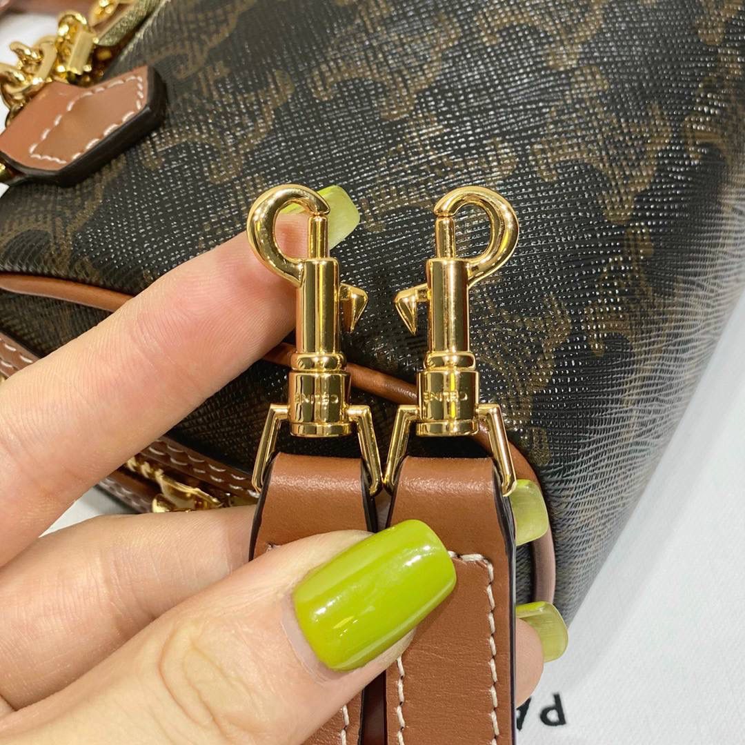 🔥大货实拍图 𝗖𝗘𝗟𝗜𝗡𝗘♥𝗧𝗥𝗜𝗢𝗠𝗣𝗛𝗘迷你波士顿 型号：195112 尺寸14*9.5*8cm 包包上的金色链条是亮点，敲时髦的，手拎肩背都好看☺️