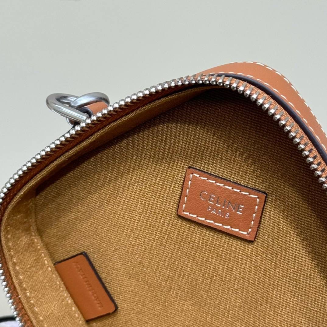 🔥大货实拍图 𝗖𝗘𝗟𝗜𝗡𝗘 ♥️ 𝗖𝗨𝗕𝗘 𝗕𝗢𝗫立体方包 型号：111682 尺寸：14*5*12.5cm 新品上线啦👏立体盒子包/化妆包~皮带子手拎设计➕圆筒包身，翻盖带镜子，可随时补妆。精致又不失实用性！凹造型拍照，或者当晚宴包，简直美呆🥳