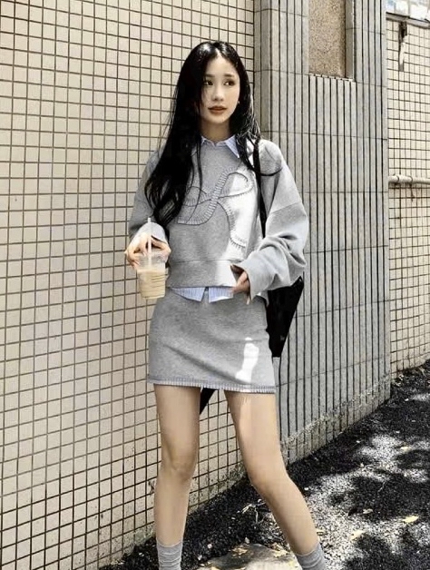 灰色衛衣和裙子两件套