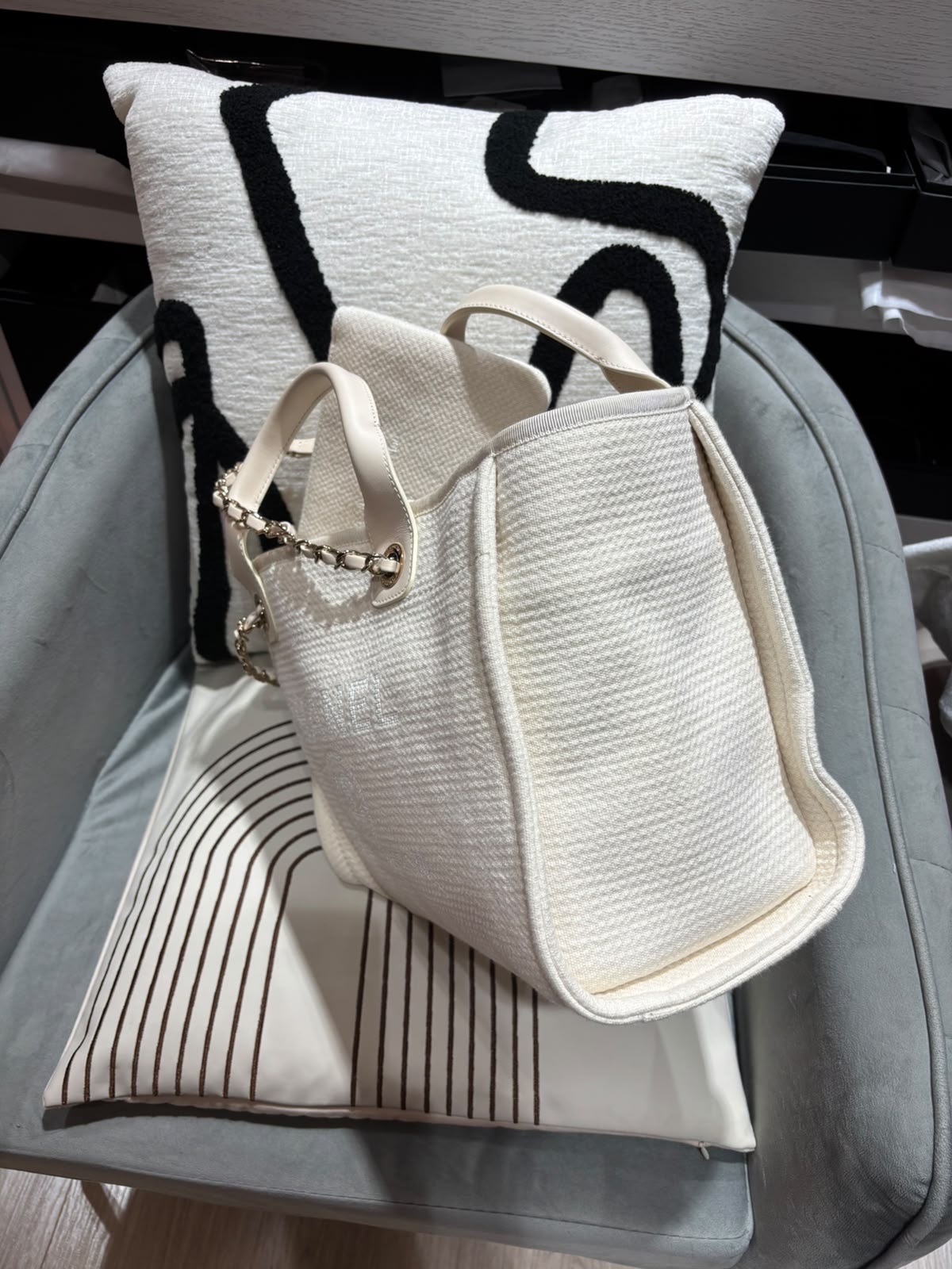 CHANEL Deauville Medium tote bag  100%Authentic,98%new ✅chip✅pouch  ✅dust bag 