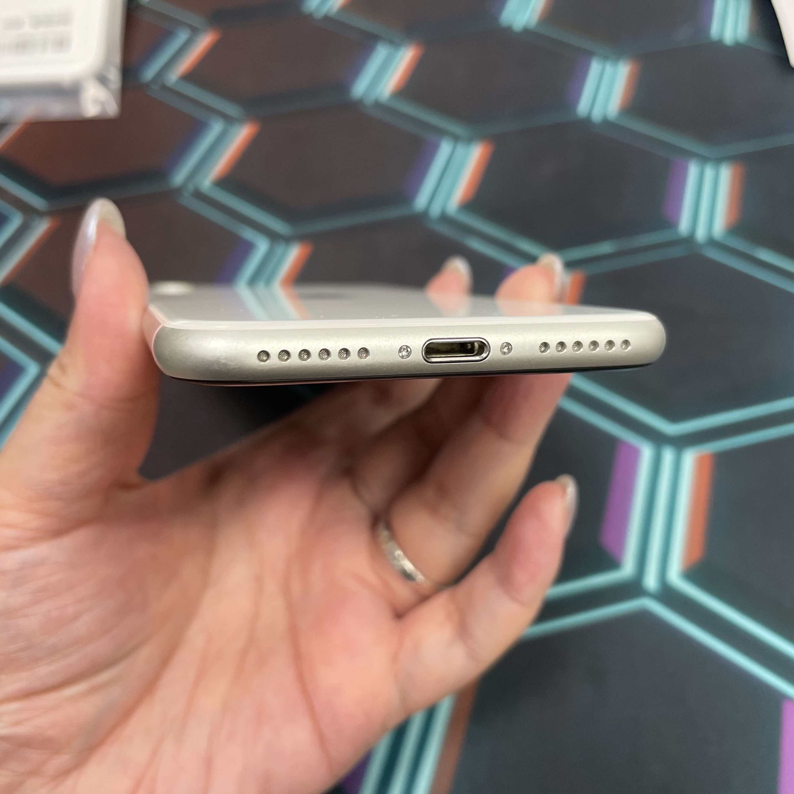 *7036 SE 2 勁靚機 128GB 電74 白色 white