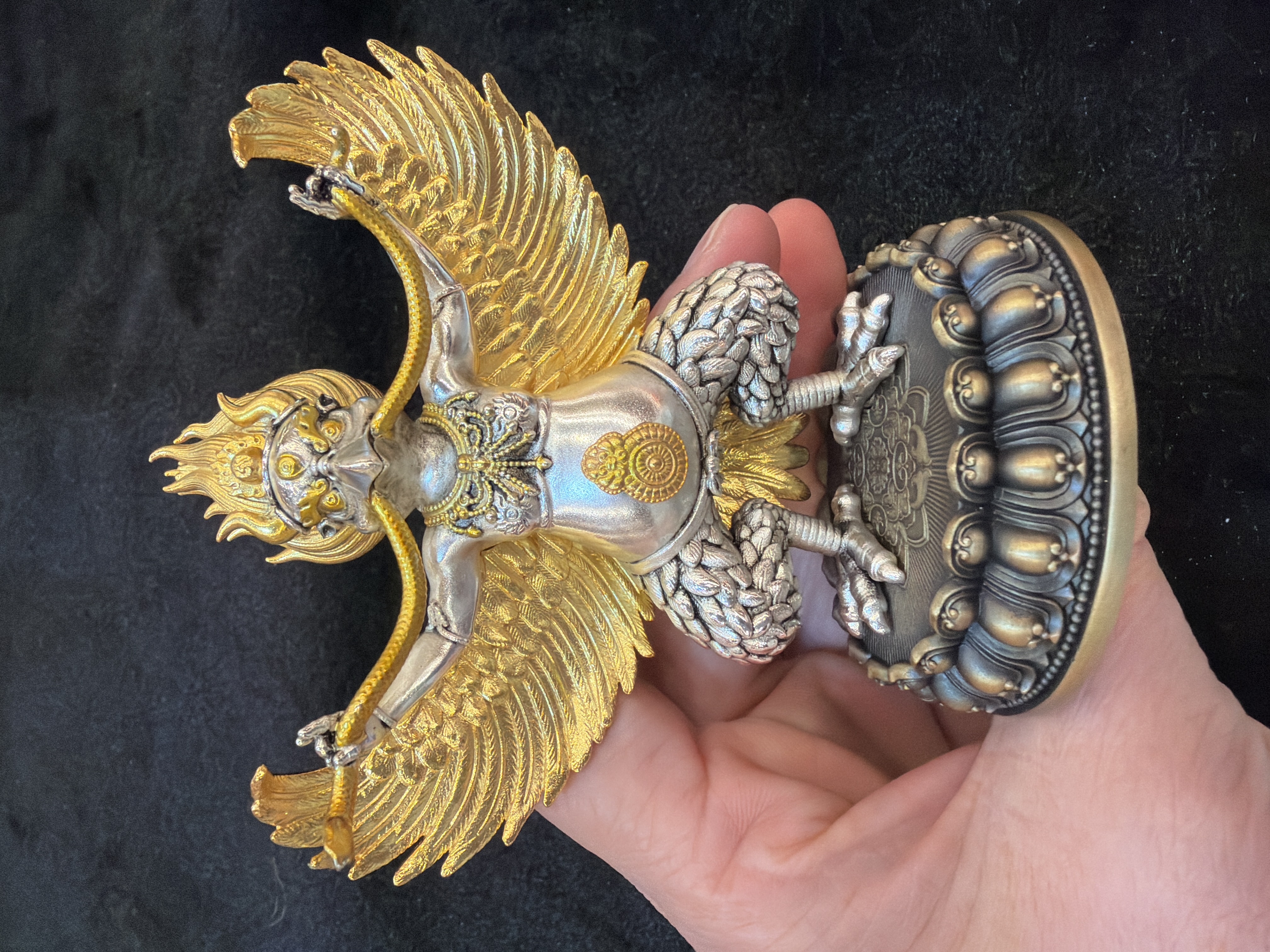 義賣品：大鵬鳥（金銀）9cm 高，已入藏