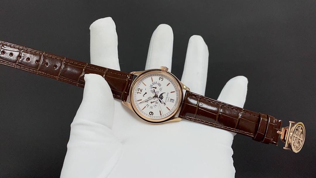 🌐新款到货🌐 百达翡丽最热门款式，PP复杂功能计时系列5146R 5147。功能方面的巧妙构思，外观上的合理布局，以及优越的机芯性能，无一不体现出百达翡丽大师们的独特设计，一件经典的艺术品。 采用39mm表盘直径，高性能Cal.324自动机械机芯，具备年历，日期，月份和月相显示功能，提供了强大的时间衡量功能，表盘设计中心大秒针，是时间易于读取。 相信这样的一款腕表会是很多爱表人士所梦寐以求的，但是就如它水中月的意象一样，可遇而不可求，所以，如果有个机会出现在你面前，那么就好好珍惜吧。