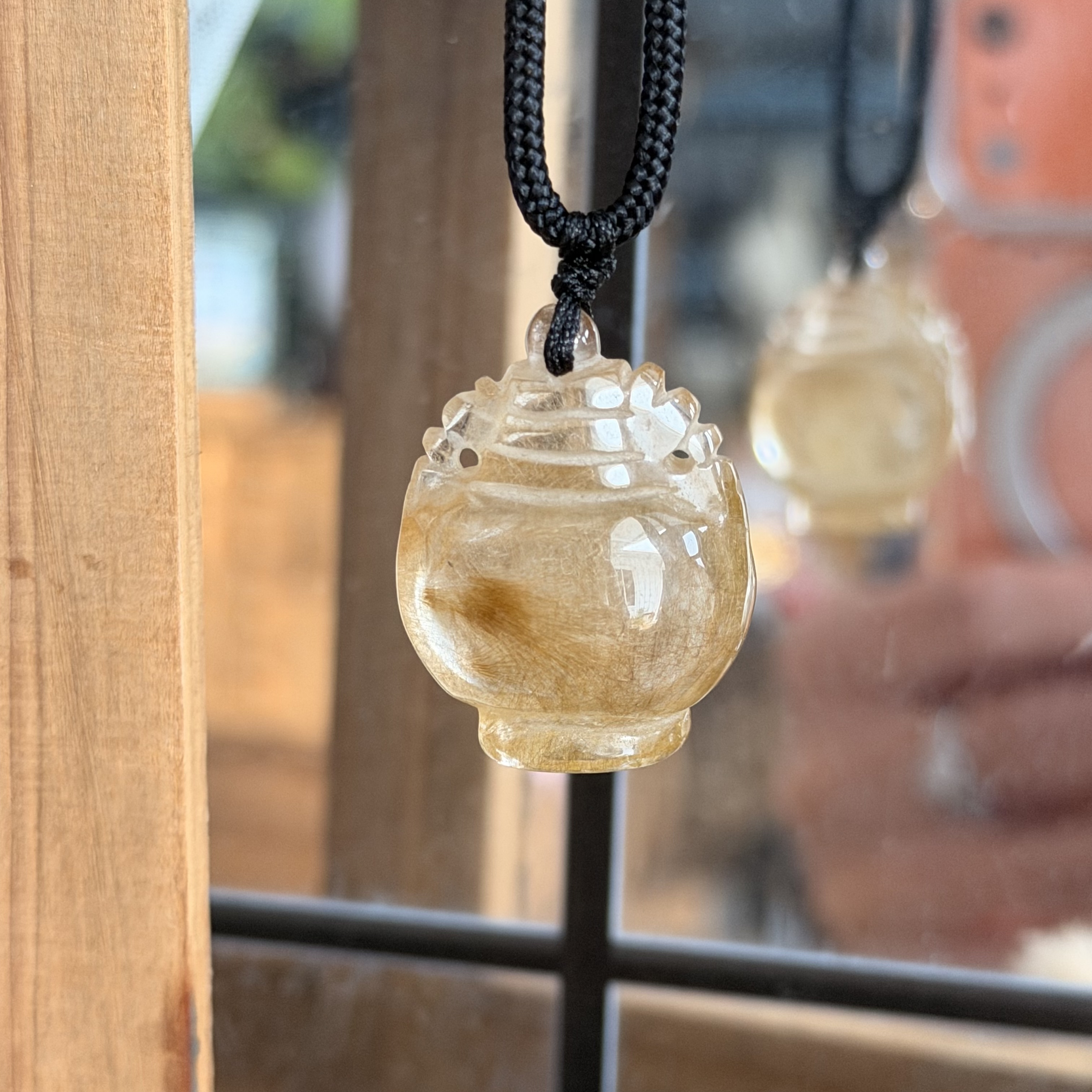 金髮晶吊墜襯黑色繩