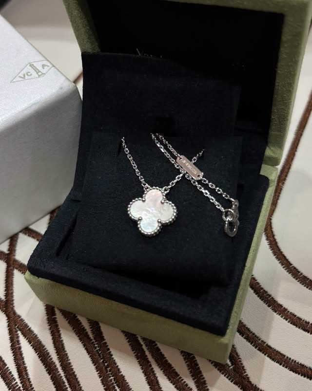 全新 VAN CLEEF & ARPELS VCA Vintage Alhambra吊墜 珍珠母貝白金18K頸鏈  100%Authentic, 全新未使用品✅證書✅Box