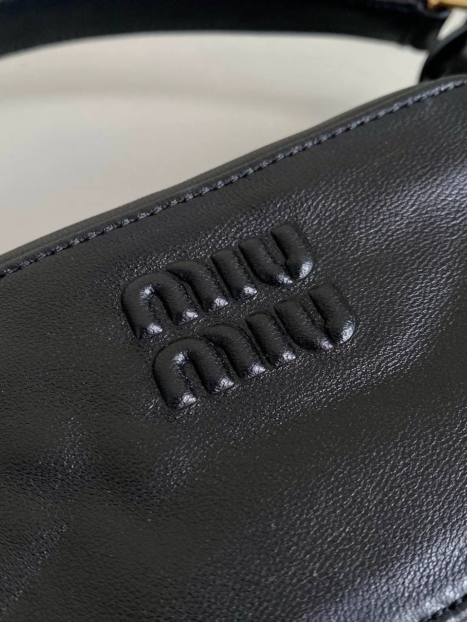 🈶黑色 𝗠𝗶𝘂𝗠𝗶𝘂机车口袋腋下包 不会还不知道吧？火出天际了姐妹们 难买程度不亚于保值系列，夸大了说哈哈 甜中带酷的叛逆街头感，一改往日的嗲味 上身辣妹机车风太帅了！飒倒一大片 小羊皮质感细腻柔软，但包型很立挺 多个口袋大小不一，就像分纳区 即有装饰元素又实用的宝藏单品啊 个性不羁真的很爱，请焊在身上好吗？！ 21×12×6cm，#F0005m