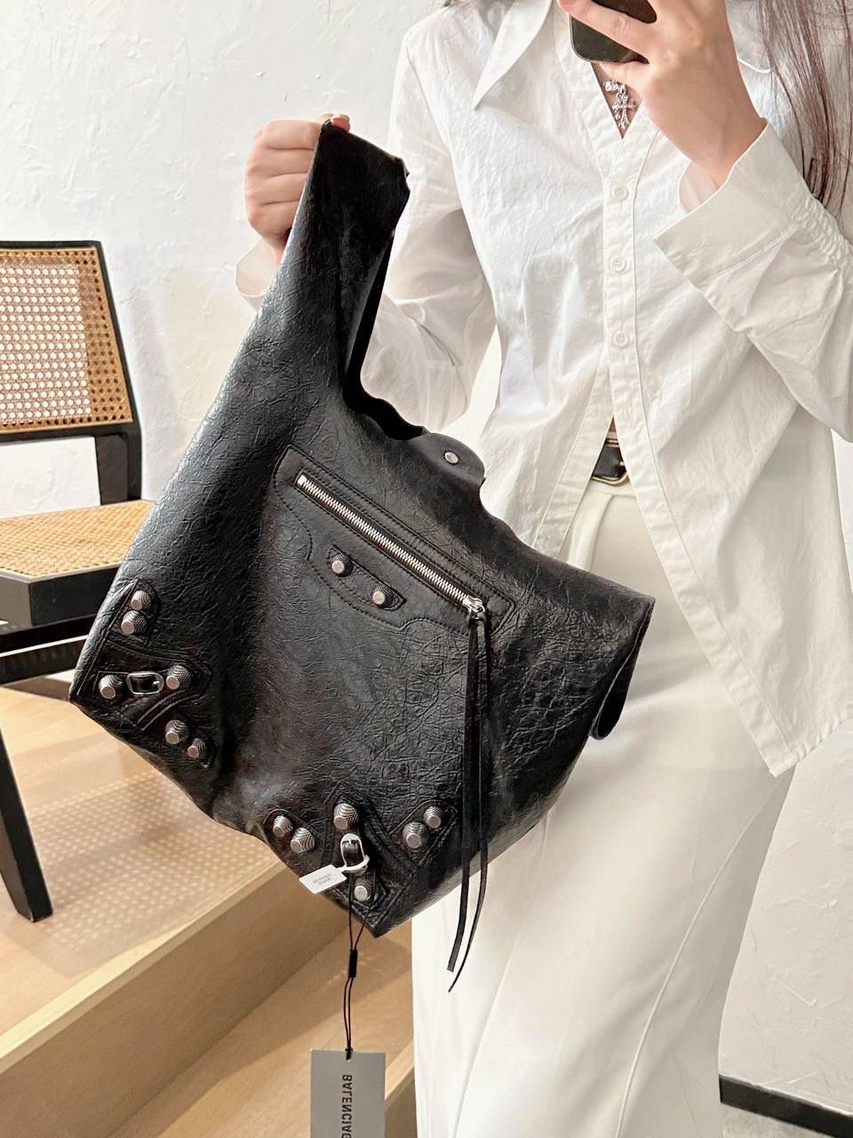 仅剩少量❗️ ba1enciaga le cagole菜篮子背心购物袋📌 超级酷且有趣的一只包 随意又慵懒，还有点酷酷，哈哈哈 是一只可以让全身穿搭升华的时髦包！ 真的很爱机车系列的皱褶感 这个一定要用原厂皮！原厂皮！ 国产的皮又硬又光滑 而且没啥油蜡皮的纹路 一点柔软质感都没有❌ 皮料决定整个包的灵魂 我家的货啊，价格虽贵，但是货好！！ 拒绝市场便宜国产皮通货👿👿 32×30.9×13.9cm780976m