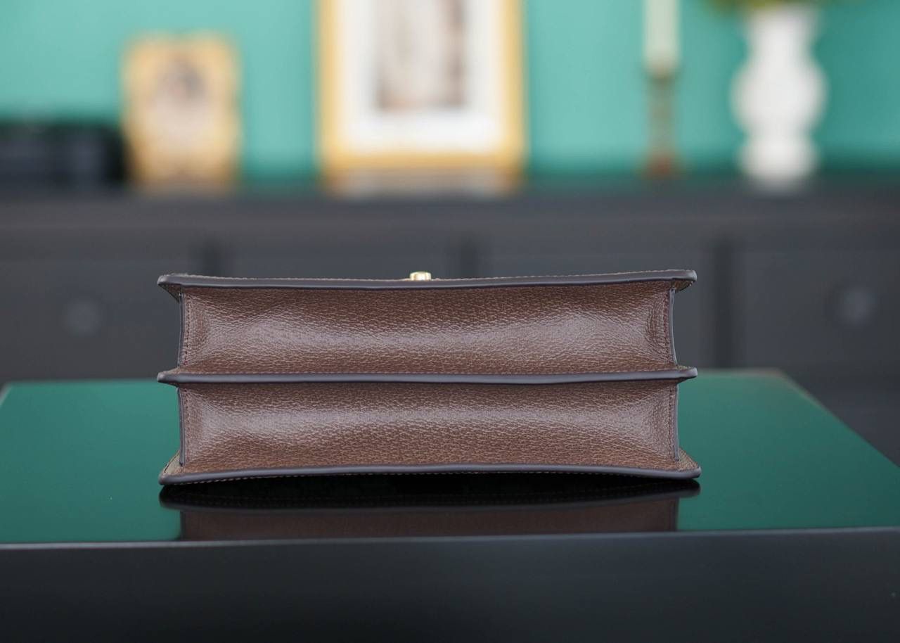 🥯GG Ophidia系列织带小号手提包 斜挎手提25cm 正品售价¥21.000 双G LOGO中间搭配红绿织带经典复古特色 独特的设计手柄+长肩带设计 风琴设计让整个包更有味道更好看 入手不悔系列~ 官方款号 651055 尺寸：25x17.5x7cm