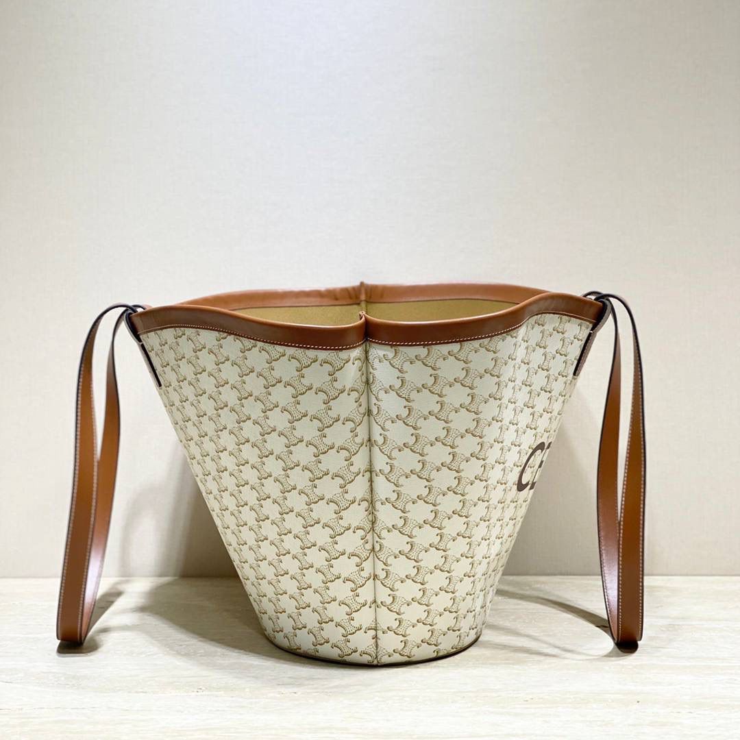 🔥大货实拍图 𝗖𝗘𝗟𝗜𝗡𝗘 ♥ 𝗧𝗥𝗜𝗢𝗠𝗣𝗛𝗘 𝗖𝗔𝗕𝗔𝗦 𝗖𝗢𝗨𝗙𝗙𝗜𝗡 新款米色老花，搭配棕小牛皮和棕色logo，扇形的设计整个包法式随性休闲风情中带一丝优雅💃型号：196262 尺寸：67*30*19cm