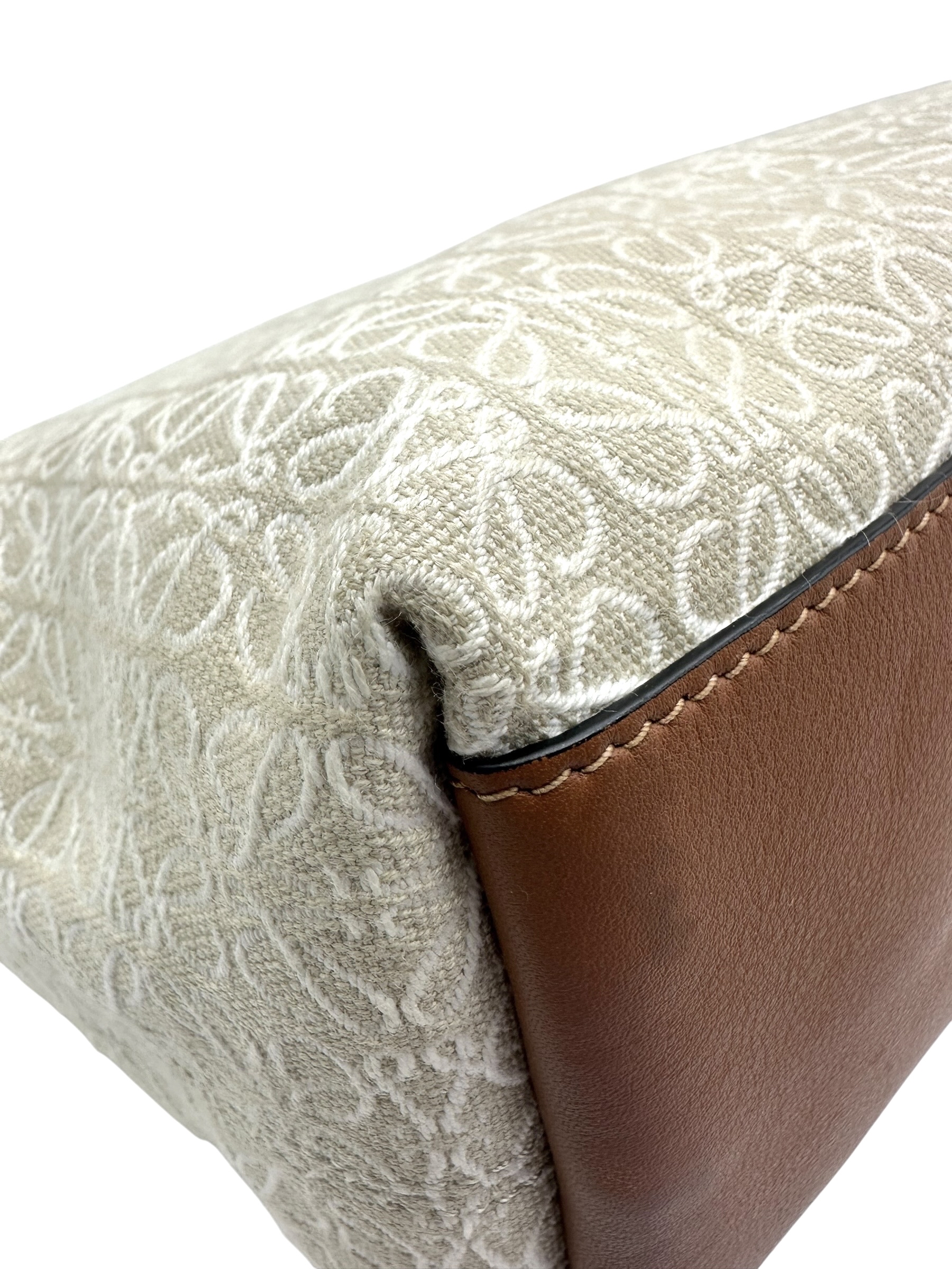 Pre-owned Loewe Cubi Anagram / Product Code: 061918