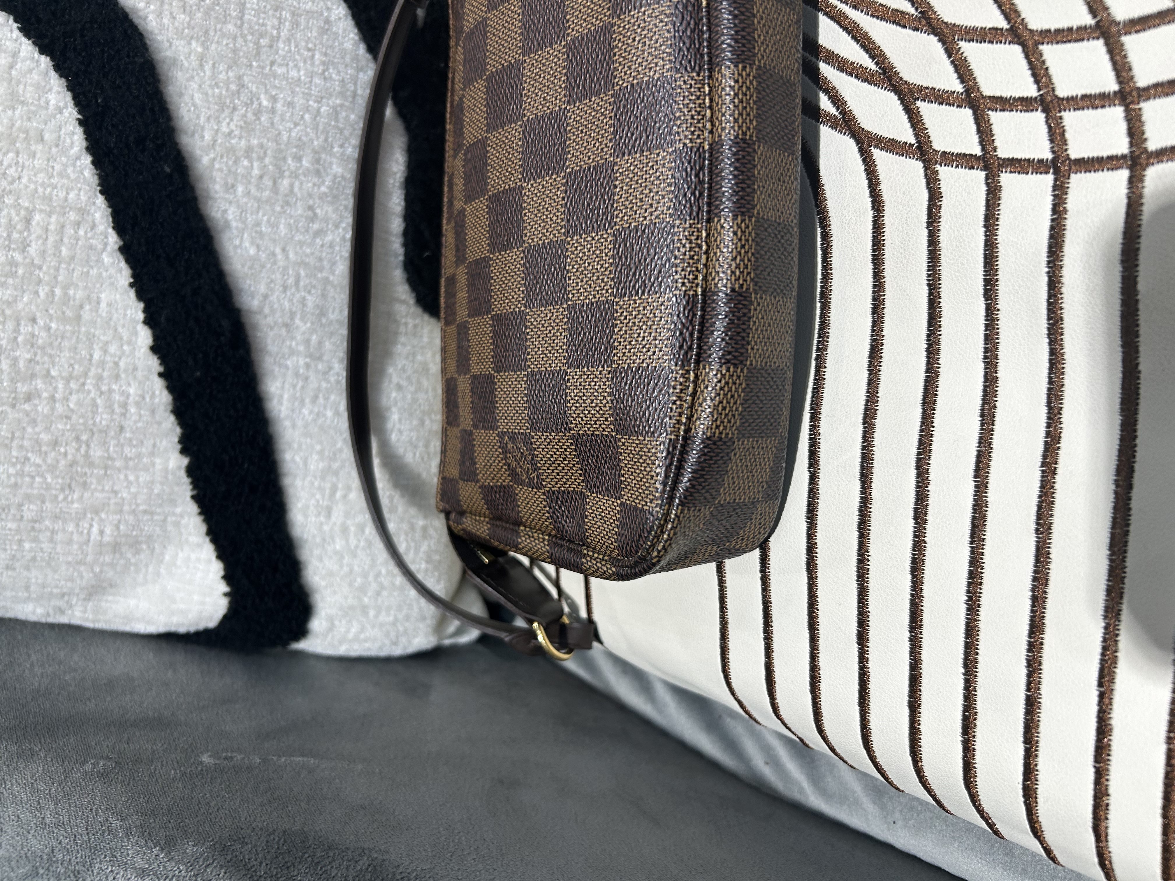 LV Pochette Damier Hobo Bag 100%Authentic, 98%New