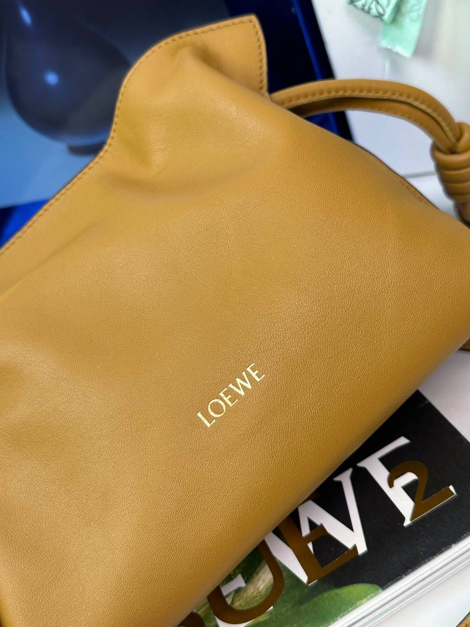 全新升级—中号𝙁𝙡𝙖𝙢𝙚𝙣𝙘𝙤出货啦✅ ❤️升级版福袋正面新增品牌烫金𝙇𝙤𝙜𝙤代替压印𝙇𝙤𝙜𝙤，肩带加宽同时增加两侧狗扣五金代替原本皮穿扣肩带，精致又便捷🥰 ❤️独家定制皮料五金，小牛皮皮质手感十分柔软且耐用，肩带🉑拆卸🉑调节，多种背法任你选择，容量超大，日常出行必备😍 ❤️独家品控，完全对版细节，全套礼盒🎁包装给你满满的仪式感🥰 中号尺寸：𝟑𝟎-𝟏𝟎.𝟓-𝟐𝟒.𝟓𝐜𝐦 款号：052028棕色