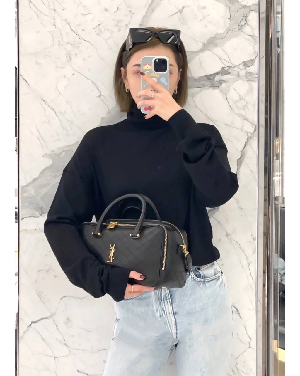 仅剩少量❗️ ys1 liya保龄球行李包🎳👛 为数不多的可以手拎的通勤包 容量超级大，喜欢大包的姐妹不要错过 双拉链大分区，里面还有小隔层 功能性实用性都照顾到 我真的很喜欢他们家扁平的菱形衔缝线 清冷和酷飒感一下就出来 你别说，这只保龄球还挺学院风哈～ 31×16×13cm766785m