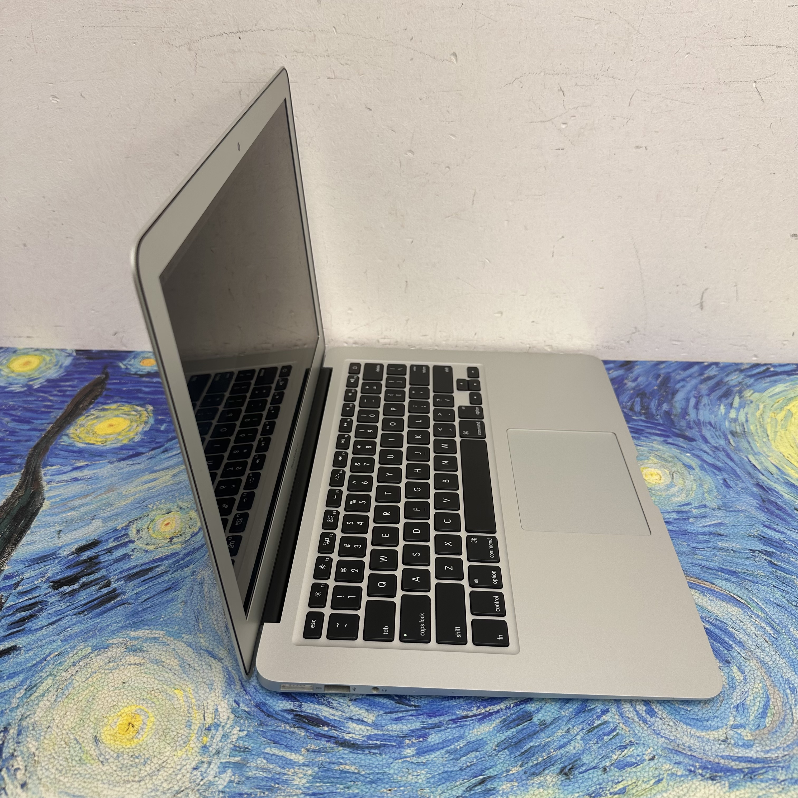 #5694 Apple Macbook air/13寸/ i5 CPU /8GB Ram/128GB SSD/輕薄機身/文書機/ Gaming Laptop / Notebook /  Movie / Netflix / Disney+ / 