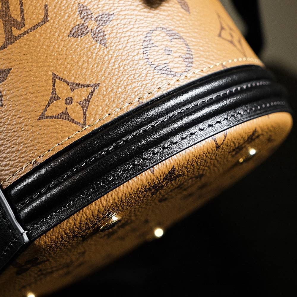 LV Vanity 手袋 👜✨ 📏 小号尺寸：15 × 17 × 15 cm 这款灵感来自经典 LV Cannes 化妆箱～ 半硬质包型，复古又高级 ✨ Monogram + Monogram Reverse 帆布拼接，很有 LV 味道 💕 设计优雅耐看，经典不过时～ 配有顶部手柄和可拆皮革肩带， 可以手提、肩背或斜挎，多种背法很方便 🥰