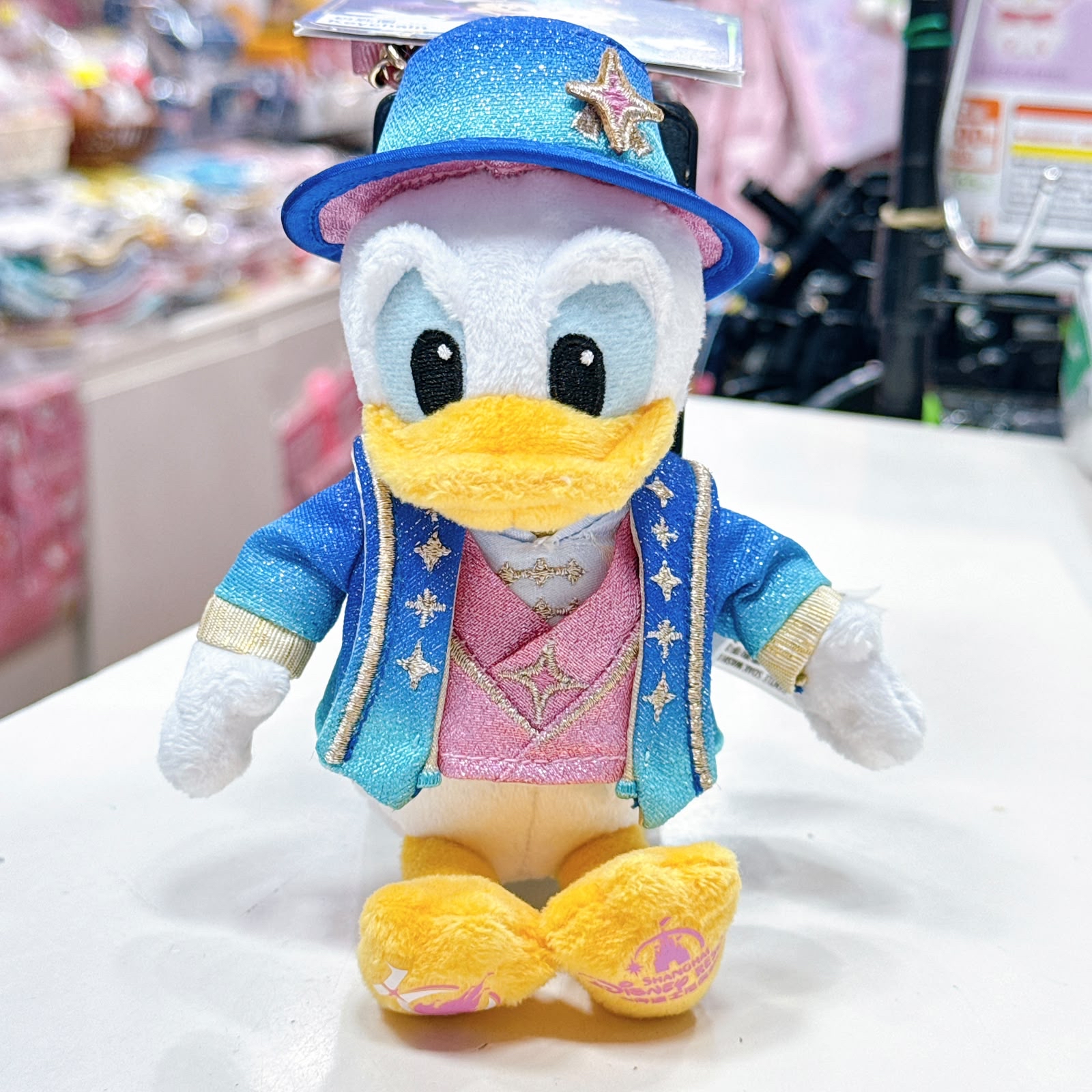 上海迪士尼樂園園內限定 唐老鴨10周年系列生日系列，雨天系列系列公仔掛飾 