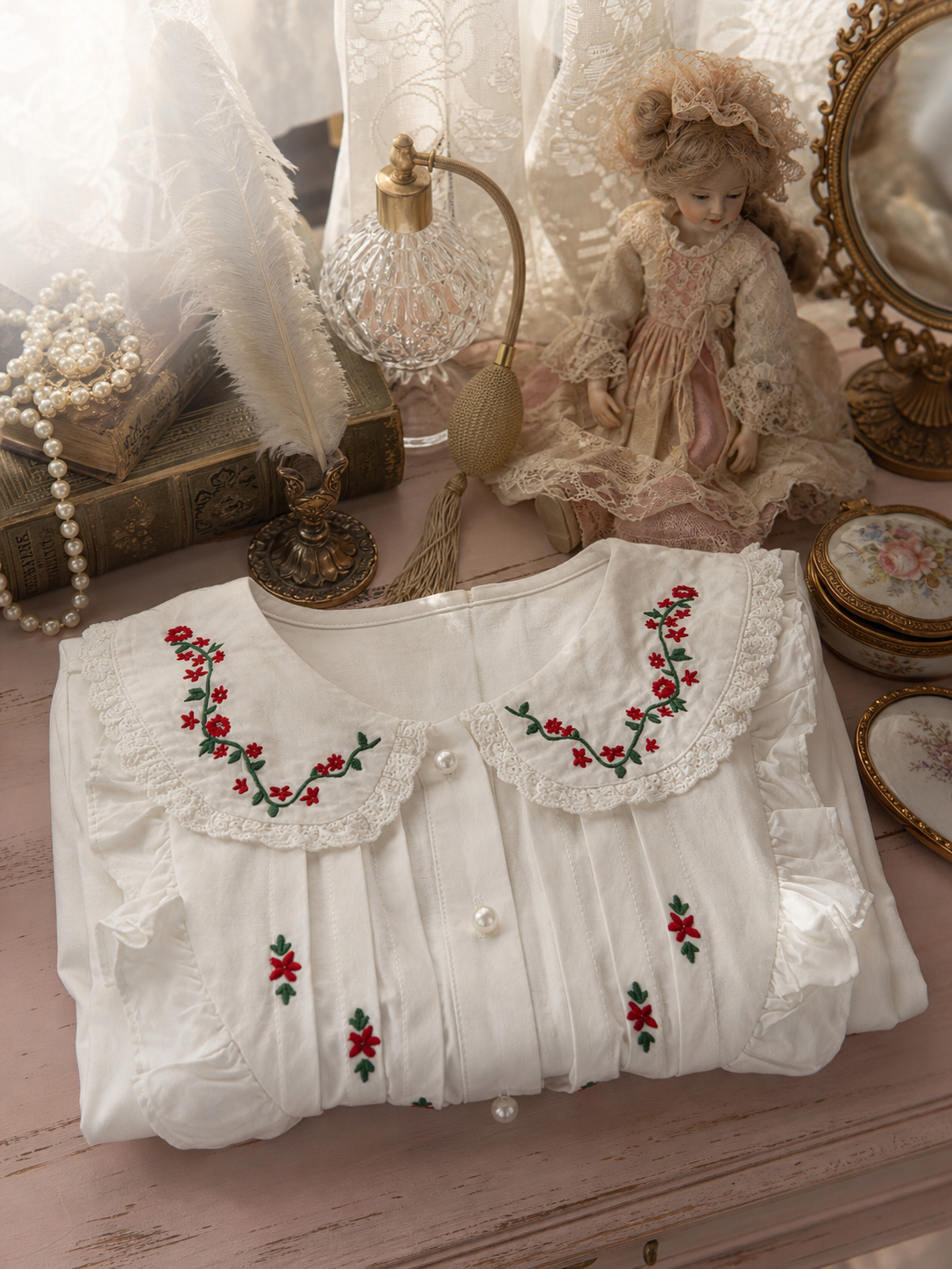 薔薇莊園的午茶時光 ∙ 紅綠小花刺繡蕾絲翻領襯衫 Afternoon Tea at the Rose Manor ∙ Red & Green Floral Embroidered Lace Collar Blouse