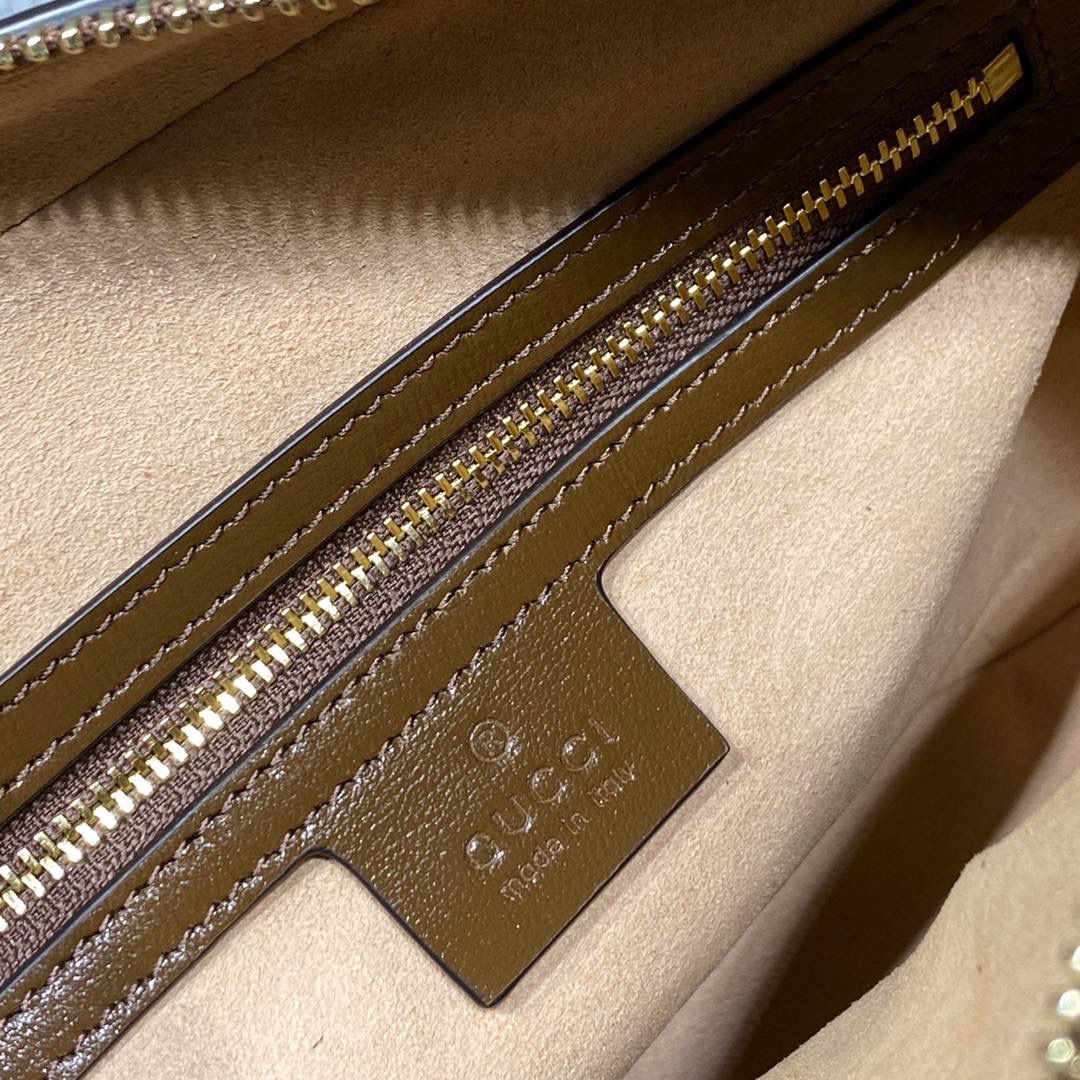 𝙂𝙪𝙘𝙘𝙞 𝟭𝟵𝟱𝟱 𝙃𝙤𝙧𝙨𝙚𝙗𝙞𝙩 复古邮差包 大货实拍 男女皆可使用 相当洋气❗️ 型号：645454 尺寸：22.5*17*6.5cm