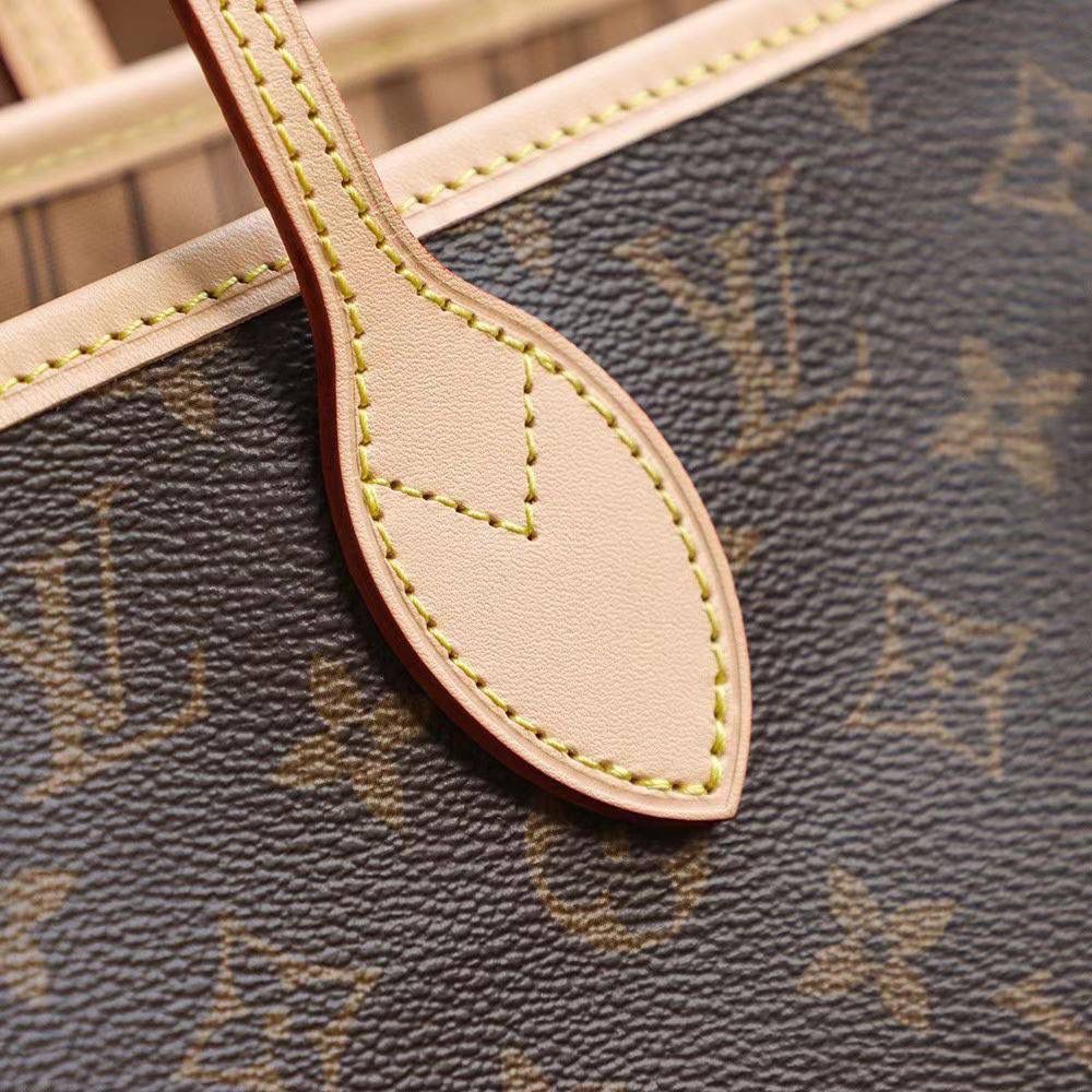 LV Neverfull 购物袋 👜✨ 特级老花 红里 ❤️ LV 最新款 Neverfull，经典款升级版～包包里面是红色内衬，看起来更高级更亮眼 ✨内袋重新设计，用清新布料，加一点复古小细节～还附送可拆拉链小包，可以单独拿来当手拿包用，也很方便 🥰 经典 Monogram 帆布，配红里，真的很好看 💯 📏 中号尺寸：32 × 29 × 17 cm