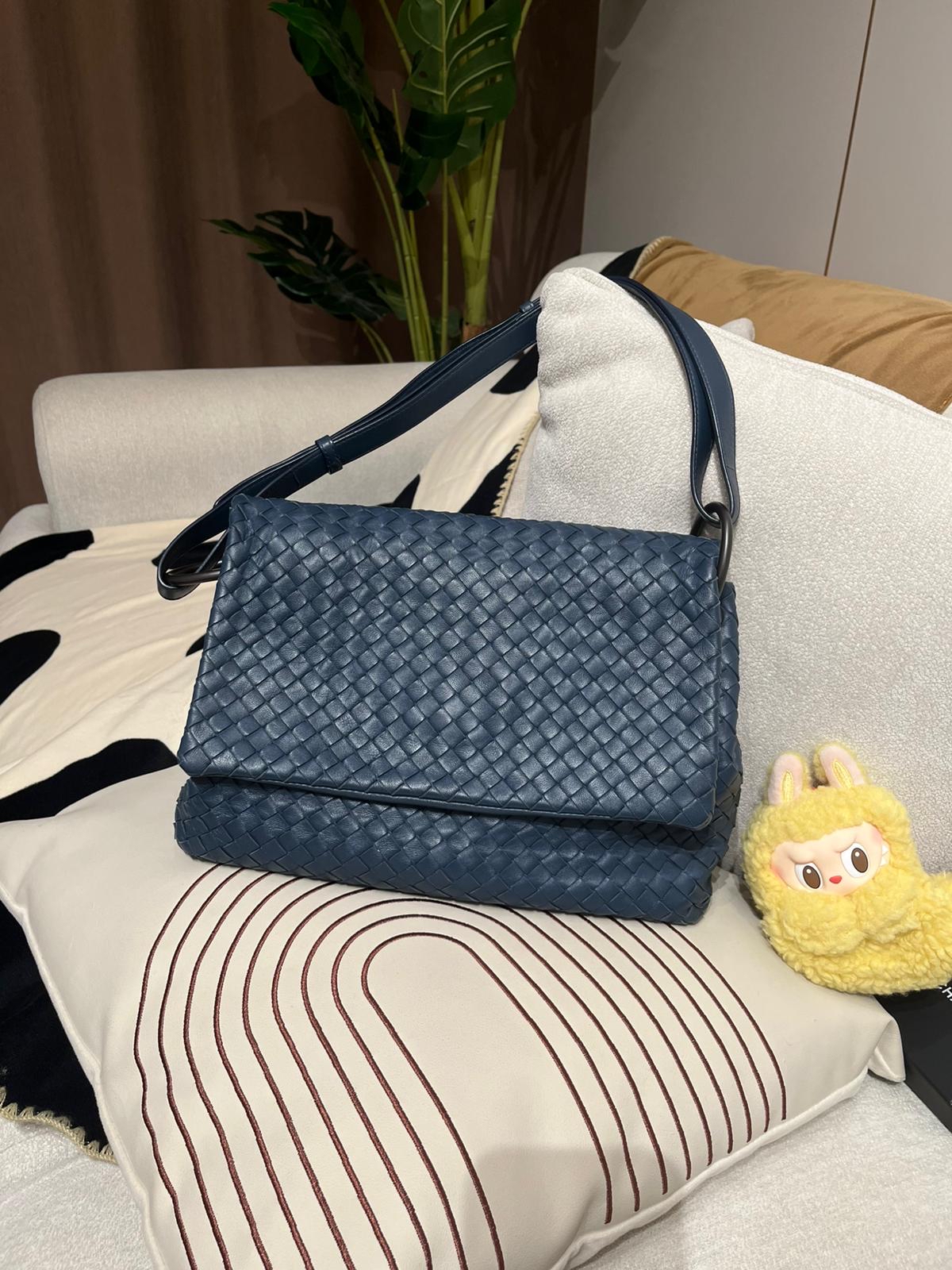 Bottega Veneta BV Shoulder Bag 深藍色小羊皮 100%Authentic, 95%new ✅dust bag