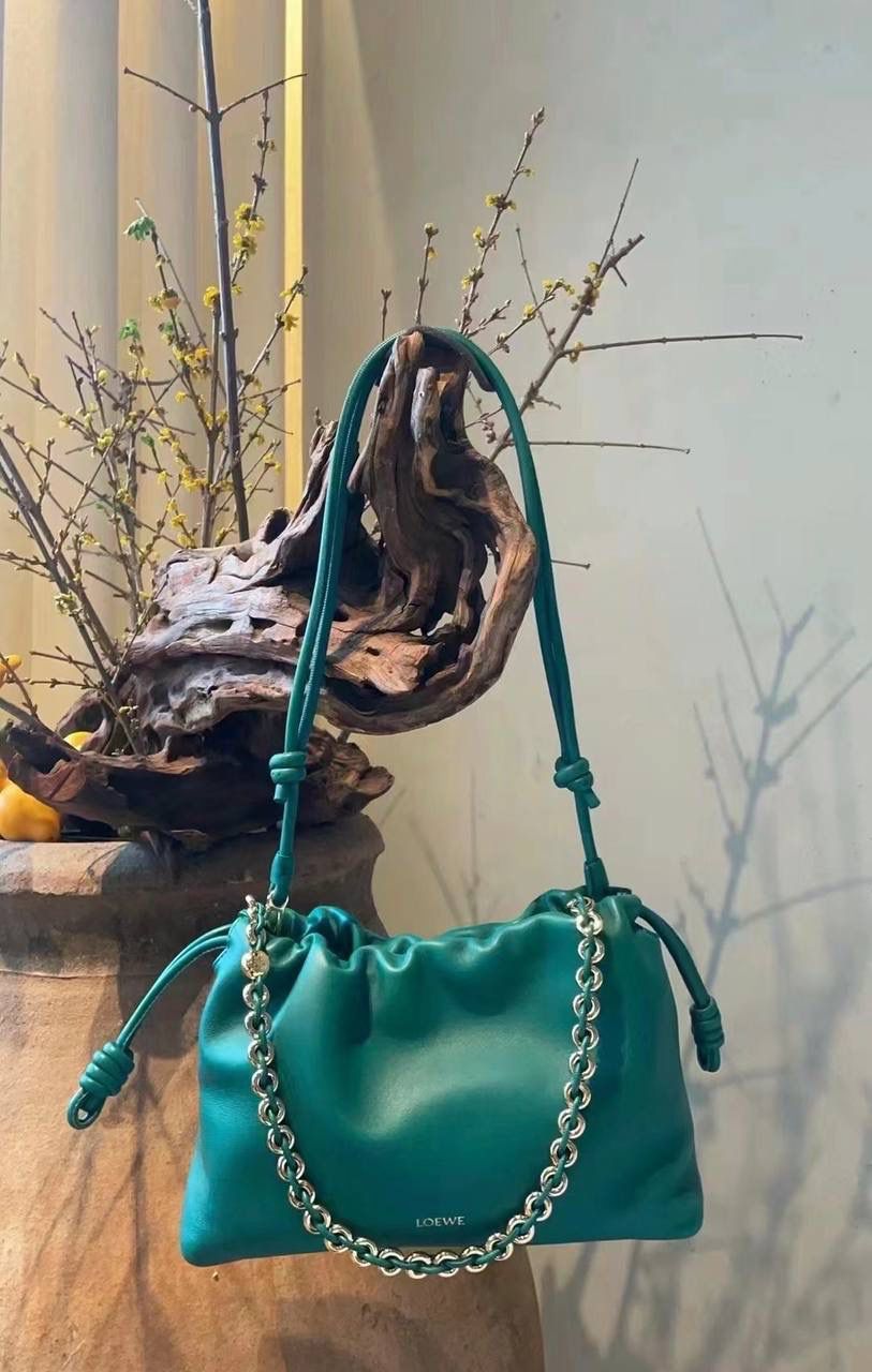 Loewe新款小号抽绳手袋链条装饰柔软小牛皮单肩斜挎包
