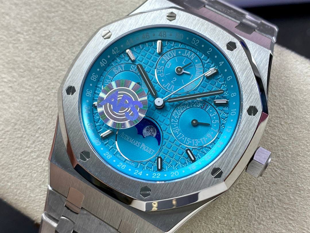 APS 爱彼 26574 皇家橡树系列在“Grande Tapisserie”大格纹装饰表盘上，日期、星期、月份、月相，和四个眼睛的位置与原装同步，（区别普通版本四个眼镜紧缩在一起）并以真实的月球图像显示天文精确月相，形成鲜明对比，直径41mm，复刻一体机5134自动上链机芯，厚度10.5mm（区别市面普通版本14mm ）所有功能真实可用，更薄 更像 ！