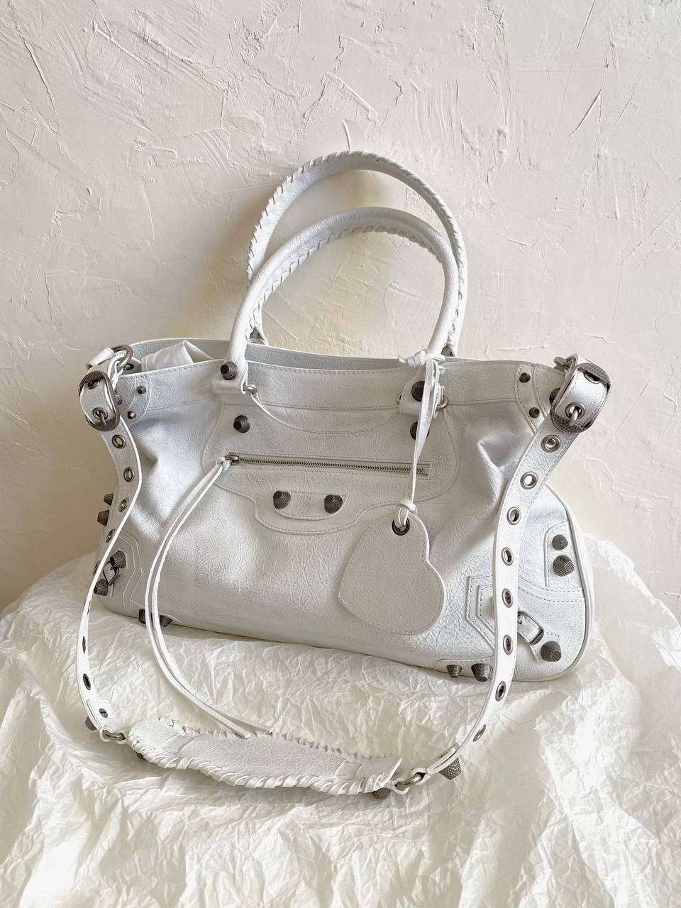 ba1enciaga neo cagole xl plus 油蜡白银🤍 机车包衍生新款，超级好看！ 这只包有三种背法 除了常规的斜挎➕手提 里面还加了一层尼龙布料肩带 直接变成一个大托特！ 14寸的电脑咱说放就放😌 随性松垮的包型，时髦精的tote就它了 机车包最看中的就是整个包的皮料 我们家一直都是安排的原厂皮 皮料一定要软且皱，才做得出zp的慵懒感 46.5×30×13cm791601m