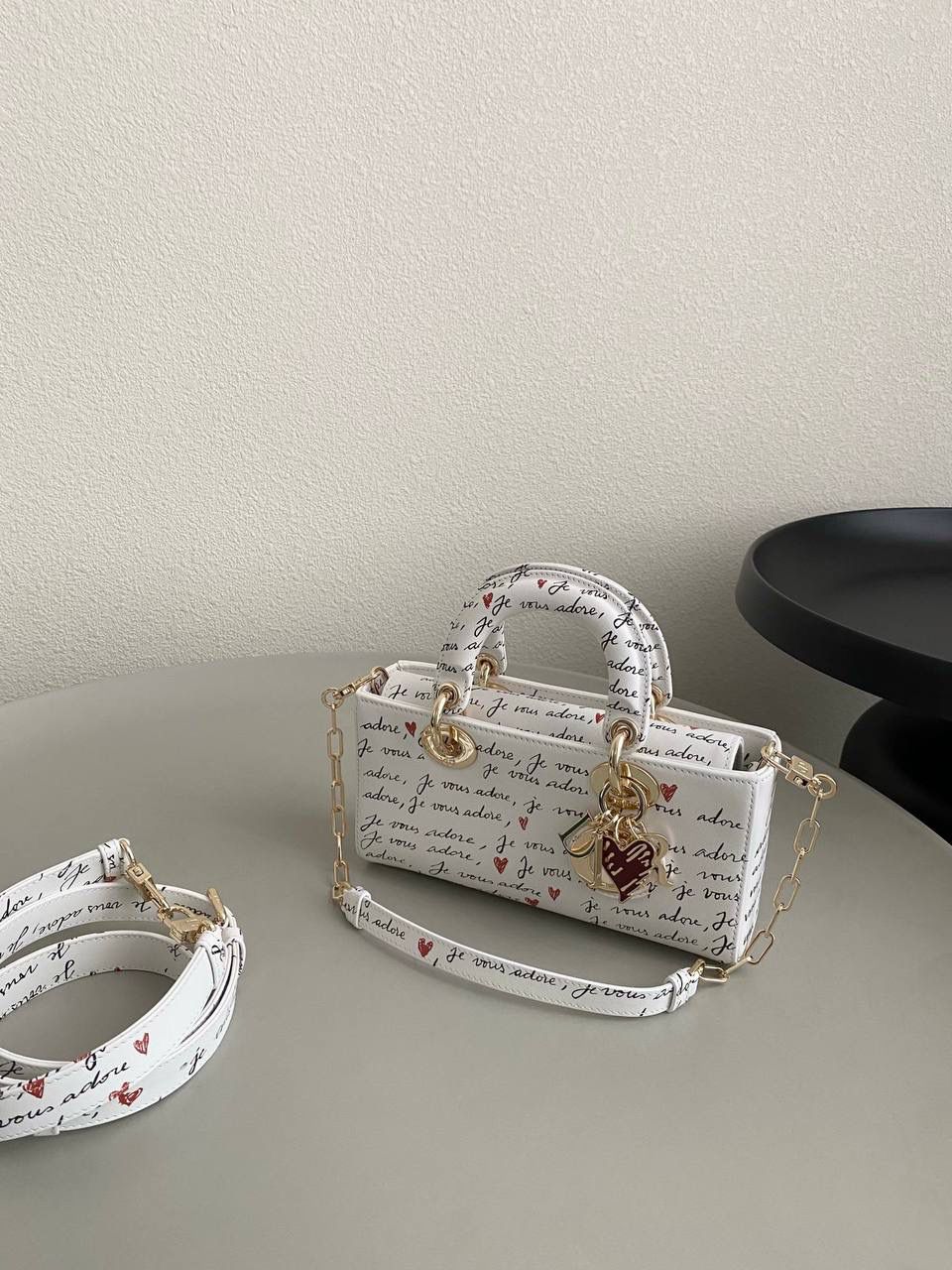 爱心白🎀𝗗𝗜𝗢𝗥 𝗗-𝗝𝗼𝘆小号 七夕限定，更是每一天的爱意限定 情书💌款这种淡淡的色调好梦幻 从印花到纯色都散发着治愈的气息 刻印的纹理感，伸手可触 连绵不断的法语我爱你'点缀着爱心❤️ 是写满了法式浪漫的包包呀！ 请拥有，这独一份的爱意 22×12×6cm