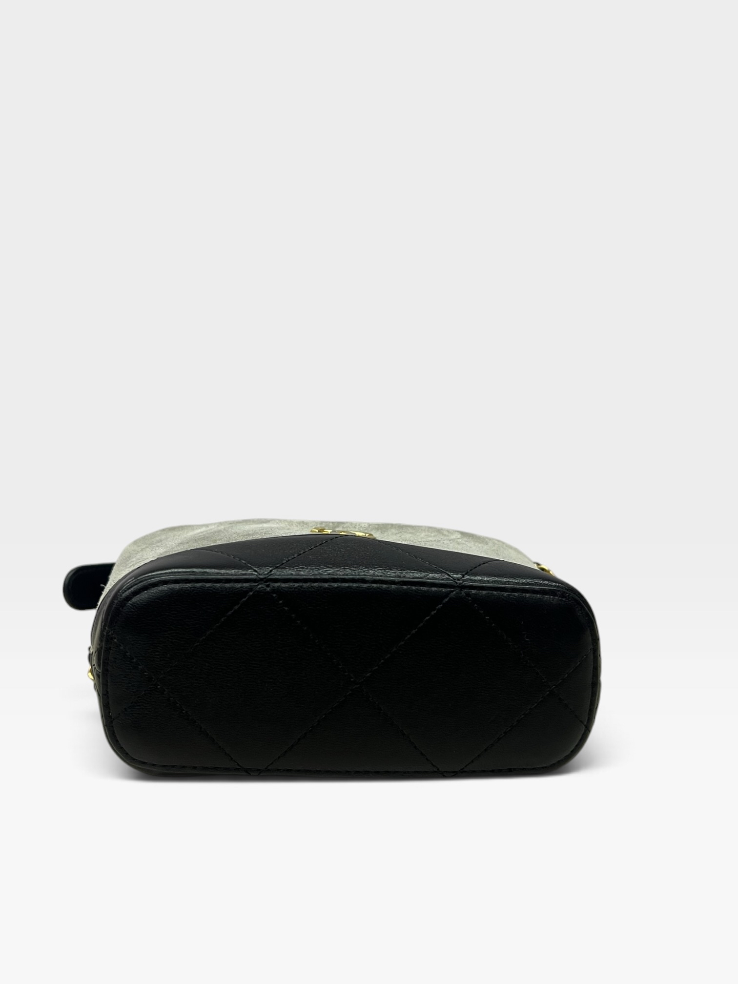 Pre-Owned CHANEL Clutch with Chain / Product Code: 102921