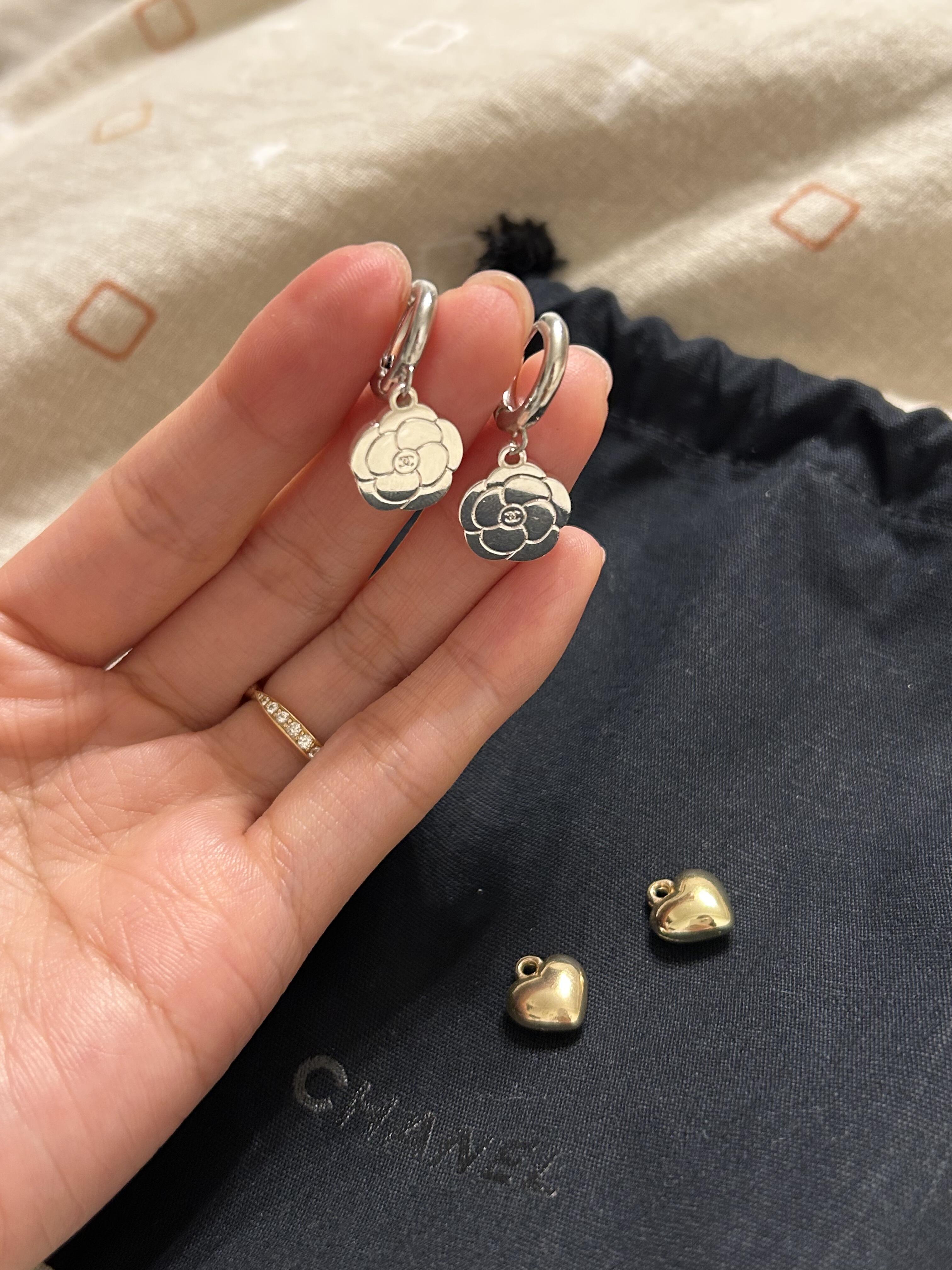 ✨可以Diy項鍊痛同耳環😍 Chanel 香奈兒 限定星星&經典山茶花吊飾 一盒兩個套裝（不含項鍊和耳扣）