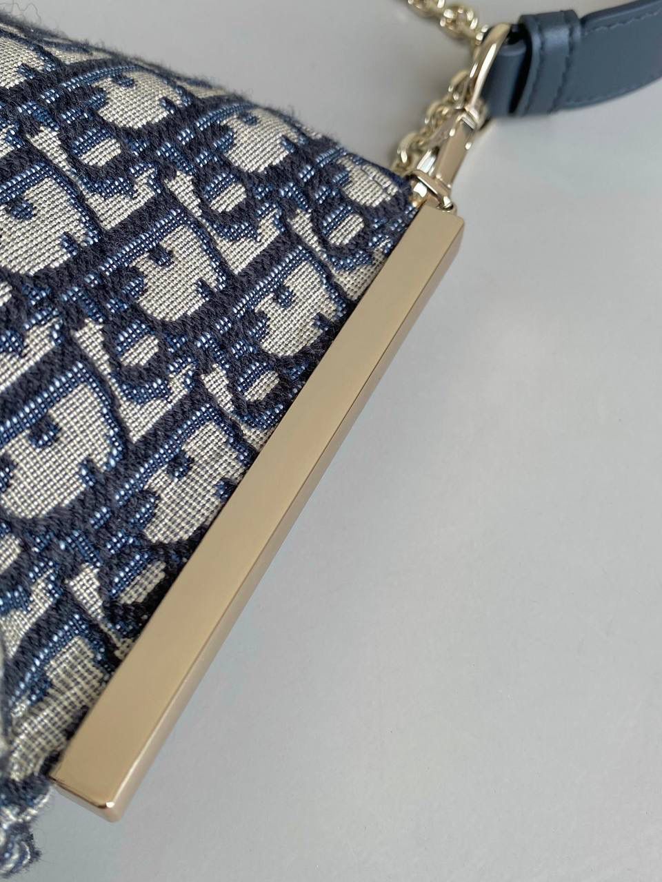 🈶老花蓝 𝗗𝗜𝗢𝗥 𝗰𝗹𝘂𝗯腋下包 又添一新包型，复古味十足 两侧的小金属压褶就很有看点了 可拆卸链条肩带➕皮肩带，自由切换 搭配个长肩带也很可，多种时髦用法 还可当手拿包，晚宴上气场瞬间拉满啊 轻飘飘，上身完全没有负重感 容量空间也是当之无愧的实用派 27×12×5cm，#6521m