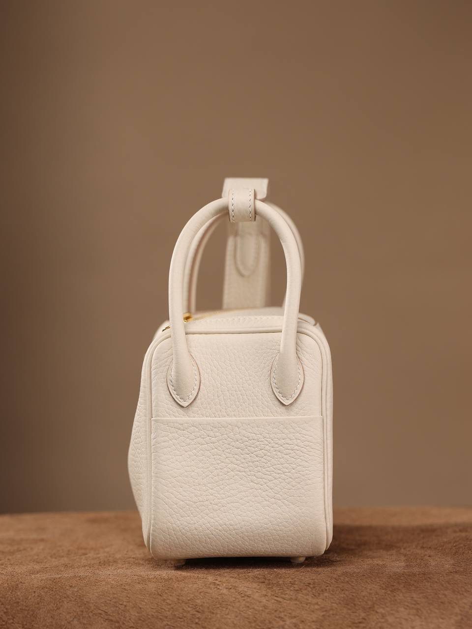 Hermes 爱马仕 Lindy Mini 19cm 奶昔白金扣👜✨ 尺寸：19*12.5*9cm Lindy是采用原厂的正品TC皮，什么是TC皮？ 爱马仕专用的clemence,简称tc皮，是Hermes最受欢迎的皮革之一，颜色会比Togo少一些，但是纹路比Togo细腻，含油更高，更软，因此稍稍有些下垂感的特点。