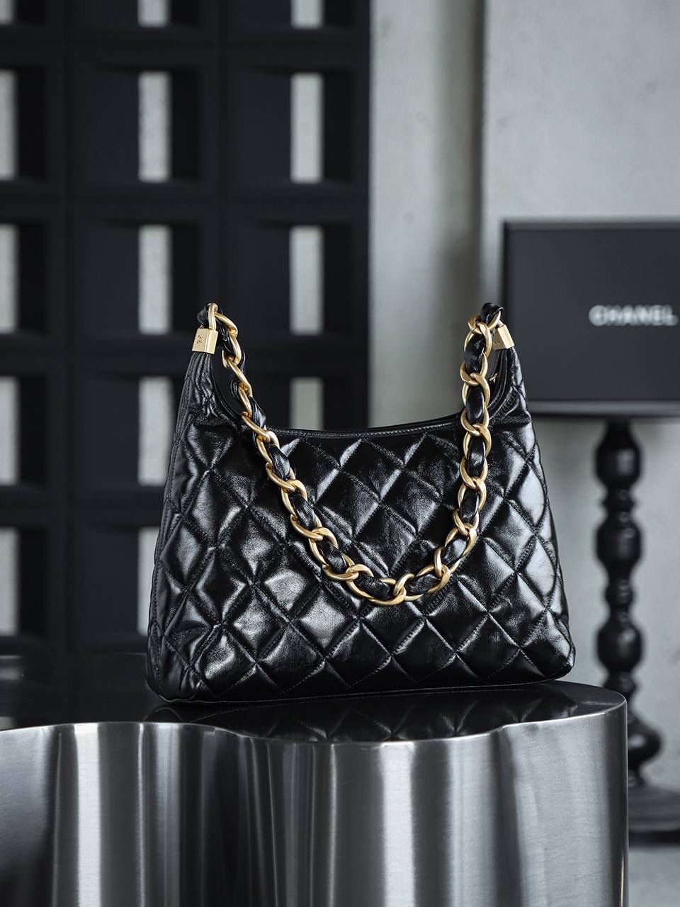 24A Hobo大號鑒定版👜 一包一碼 支持全球鑒定查驗身份證原廠專G Bonaudo皮料過關清單資料可査詢 大號的美是慵懶隨性復古感，粗鏈條輕便隨性慵懶也時髦，黑色油蠟皮日常搭配幾乎完美，兼具實用性和美觀性！ 五金：厚镀24k复古金 皮料：Bonaudo原厂油蜡小羊皮 尺寸大号：29*32*10cm 小号：22.5*19.5*8.5cm