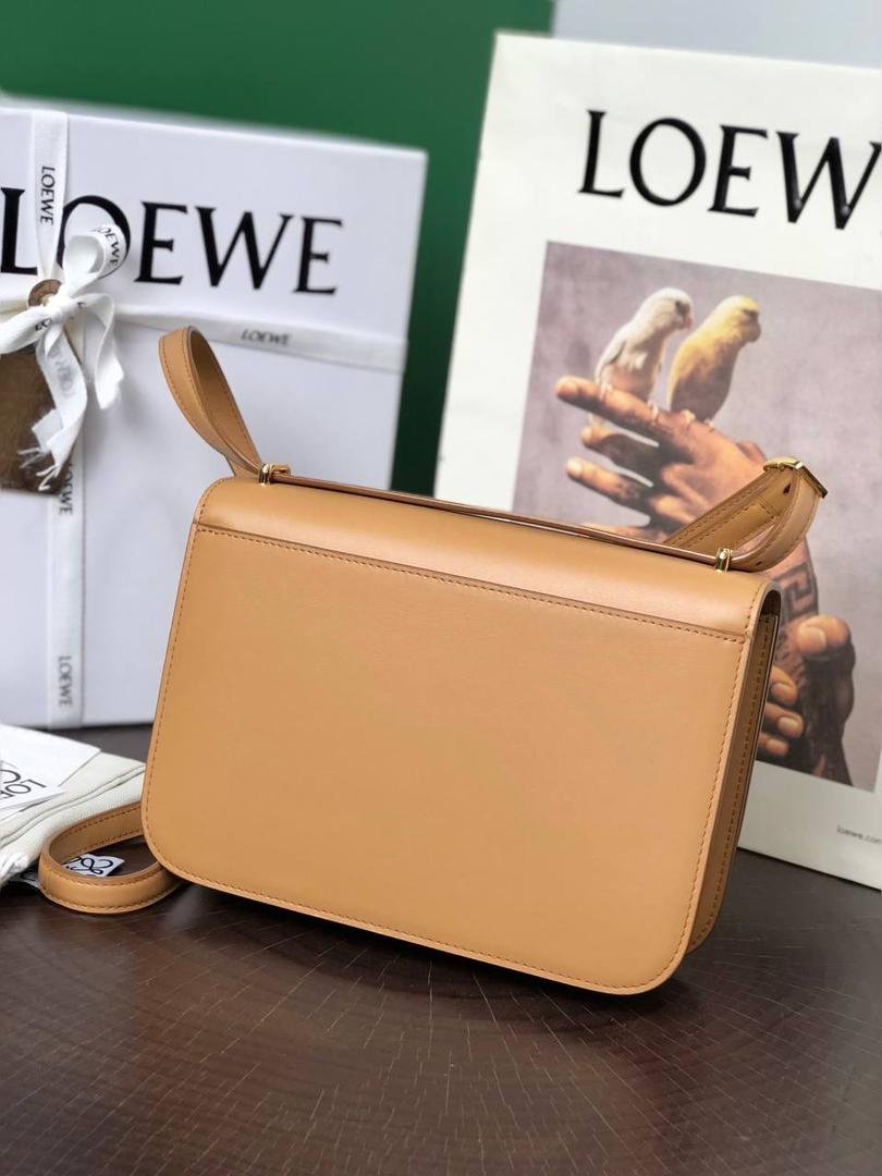 中号『 L0E💟WE GOYA 』 ⭐ 泫雅.周也.曾黎.虞书欣.宋茜.宋妍霏…众多明星同款哟～😘 ⭐能装，好搭，又不怕造 光滑丝绸牛皮革除了显高级外，上手如婴儿般肌肤娇嫩平滑，让你非常想保护她，呵护她呢～内饰细腻napa羊皮三隔层，贴心设计了暗扣和背面小侧袋，收纳方便➕安全感满分💯 ⭐灰常匹配当下的极简风，难得是拥有一大票靓丽颜色，无论是优雅知性，还是我们活泼开朗的小仙女们，都可以闭眼入啦！想凹造型？想上班通勤？怎么用怎么挑，都不会错^_^ 一句话，若🈶️此包，前者皆可抛！ 就算吃土也要买下呀呀呀～～ 中号尺寸：23-15-6.5CM 型号：012121蜂蜜色