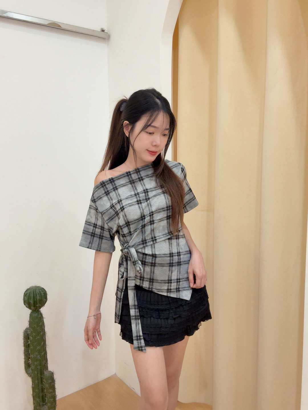 复古格纹露肩不规则绑带上衣 R3059