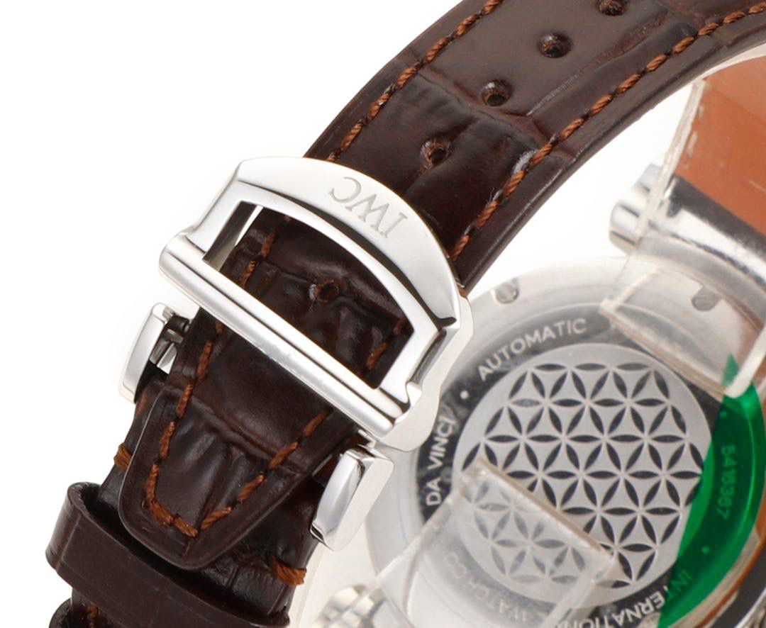 IWC达文西 IW459306 蓝色表盘配月相，好看又有氛围感，蓝色和月相搭配很协调。 这款达文西是复古经典设计，表盘干净清楚，指针是剑形，表冠是圆拱形，表耳可活动，戴着手腕更舒服。 表底刻有“生命之花”图案，是重叠圆环的几何样式。 表径36mm，精钢表壳，自动机械机芯，带中央停秒、月相显示，表底有特殊雕刻。 防水30米，动力储存42小时。 整体简约大方，细节精致，很适合成熟优雅的女生佩戴❤️