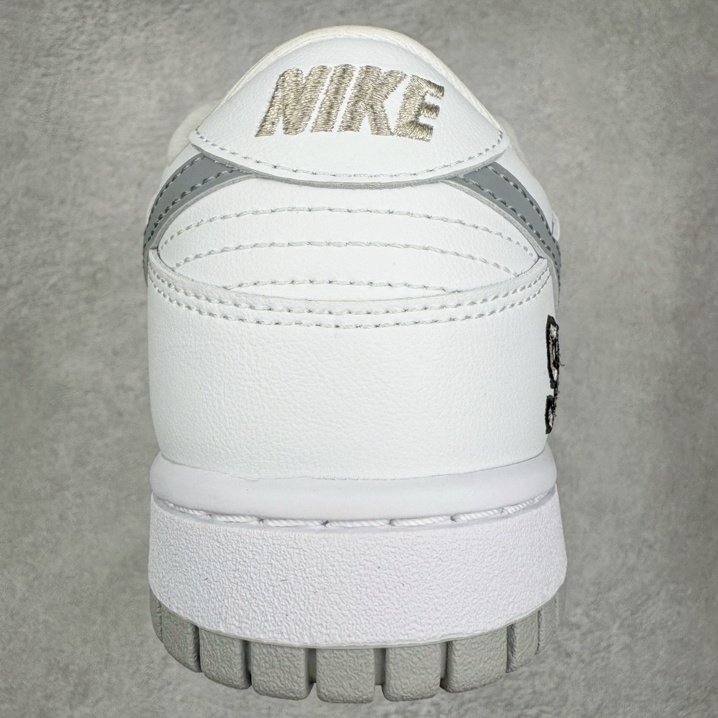 Supreme x Nike SB Dunk Low 94 Metallic Silver HQ8487-100