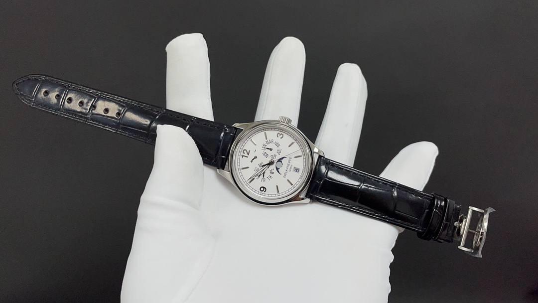 重金打造经典时计——百达翡丽5320G-001超级复杂功能时计直径40毫米一体冲压成型的双层式精钢表壳，致敬了经典的设计语言奶油色的表盘营造复古氛围，表盘边缘刻印有密分秒数刻度，配金质阿拉伯数字及五分钟凸圆刻度字钉，更有立体感。时分指针以巴顿式设计为基础，配以尖长的针尖，这特色造型是呼应了 1950 年代 Ref. 1463 计时码表的指针。表盘6点位置是月相显示和日期分拨。所有的万年历标志都很好，一眼就能读懂。内里搭置了仿324 S Q 自动上链机芯，是 324 自动上条传奇机芯的精装版本。机芯夹板桥经倒角，边缘作细意打磨，主夹板饰以鱼鳞纹，而夹板则缀以日内瓦波纹，夹板表面有包金雕刻，螺丝凹槽经打磨和倒角，连钻孔亦同样经打磨处理。搭配朱古力啡色牛皮表带，进一步带出复古气息。🚀🚀