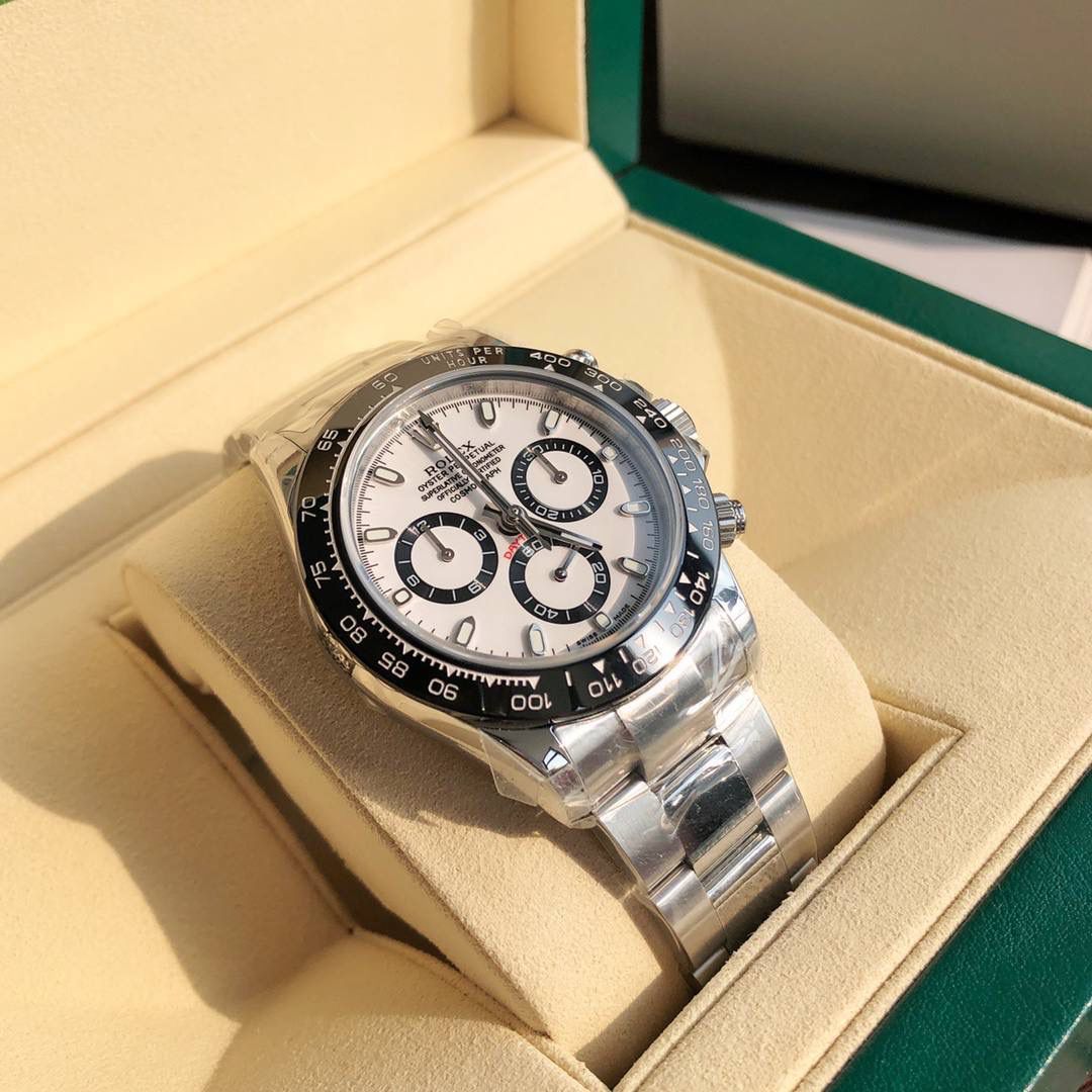 ROLEX 劳力士 迪通拿系列｜匠心之作 ⌚️ 搭载 超级稳定 Cal.4130 机芯，一档调时，计时功能与原装一致（计时秒针＋3/9 位小盘）。 40mm 表径，13.2mm 厚度，目前市面最接近原装比例。 🔥 核心亮点： • 原版开模表壳，结构精准 • 实心陶瓷外圈＋测速刻度，真陶瓷工艺，耐刮不褪色 • 表盘 叠加印刷工艺，字体与 LOGO 微微隆起，质感高级 • 盘面底纹反复校正，色泽与原装高度一致 • 独立开模 金属 Rolex LOGO，立体圆润 • Chromalight 夜光，清晰易读 • 平面蓝宝石镜面，无重影、抗刮耐磨 • 6 点位防伪小皇冠 👑 细节到位 • 表扣采用进口精钢 1:1 散件打磨，钢印、保险环全面对标原装 配 全套顶级包装📦