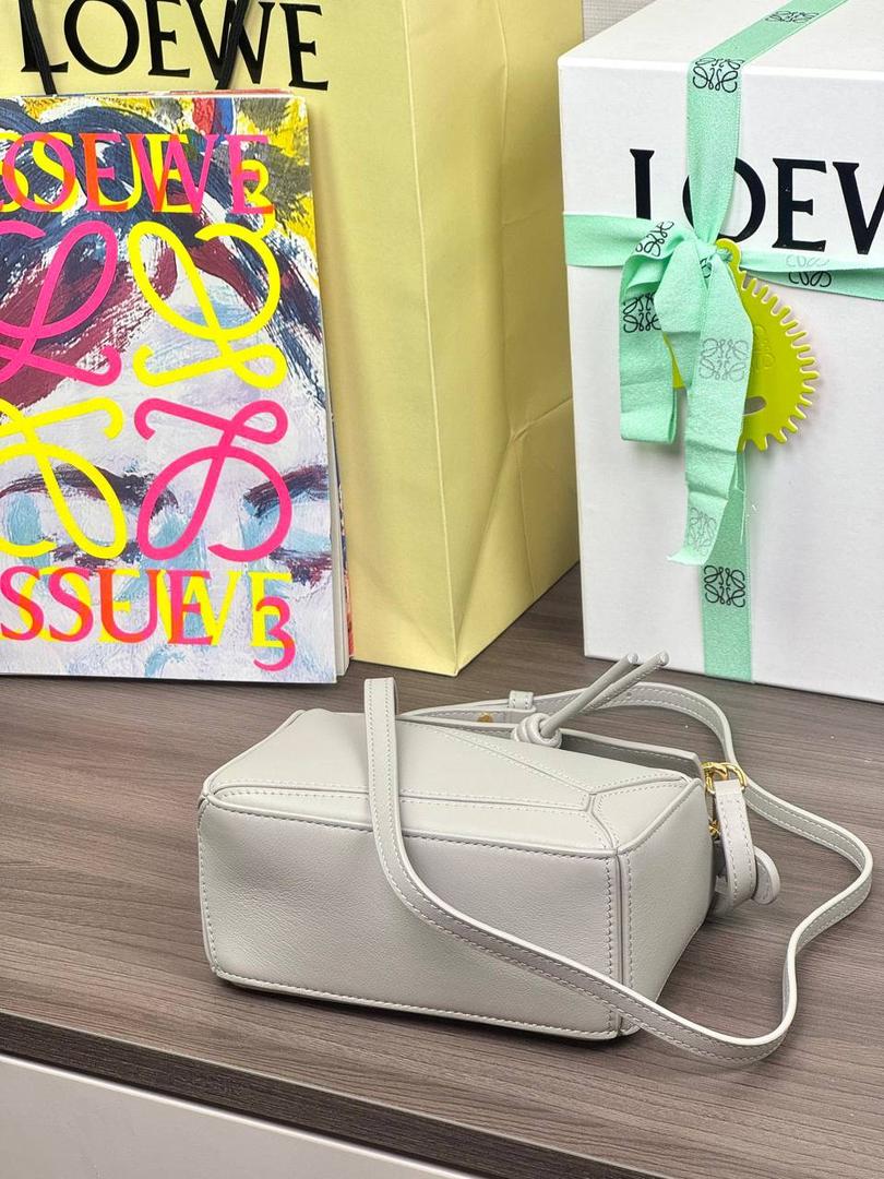 🎈最新编织手腕𝙈𝙞𝙣𝙞 𝙋𝙪𝙯𝙯𝙡𝙚 ——【银灰色】 尺寸：𝟏𝟖-𝟏𝟐.𝟓-𝟖𝐜𝐦 编码：062401【配全套礼盒】 ♥️以罗家经典几何设计，搭配独特的编织手腕，绒面内里。 ♥️容量大，经典百搭，可拆卸肩带，有单肩，斜挎，手提等多样化背法。随性时髦洒脱，实用性强。 ♥️独家背景➕独家品质➕独家全套砖柜礼盒套装，市场高端品质皆在我手✌🏻